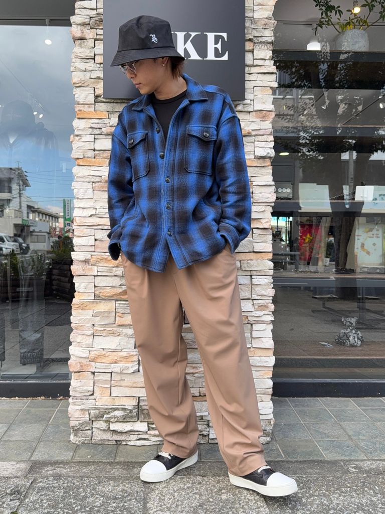 ブルーチェックCPOにブラウンパンツの秋コーデ