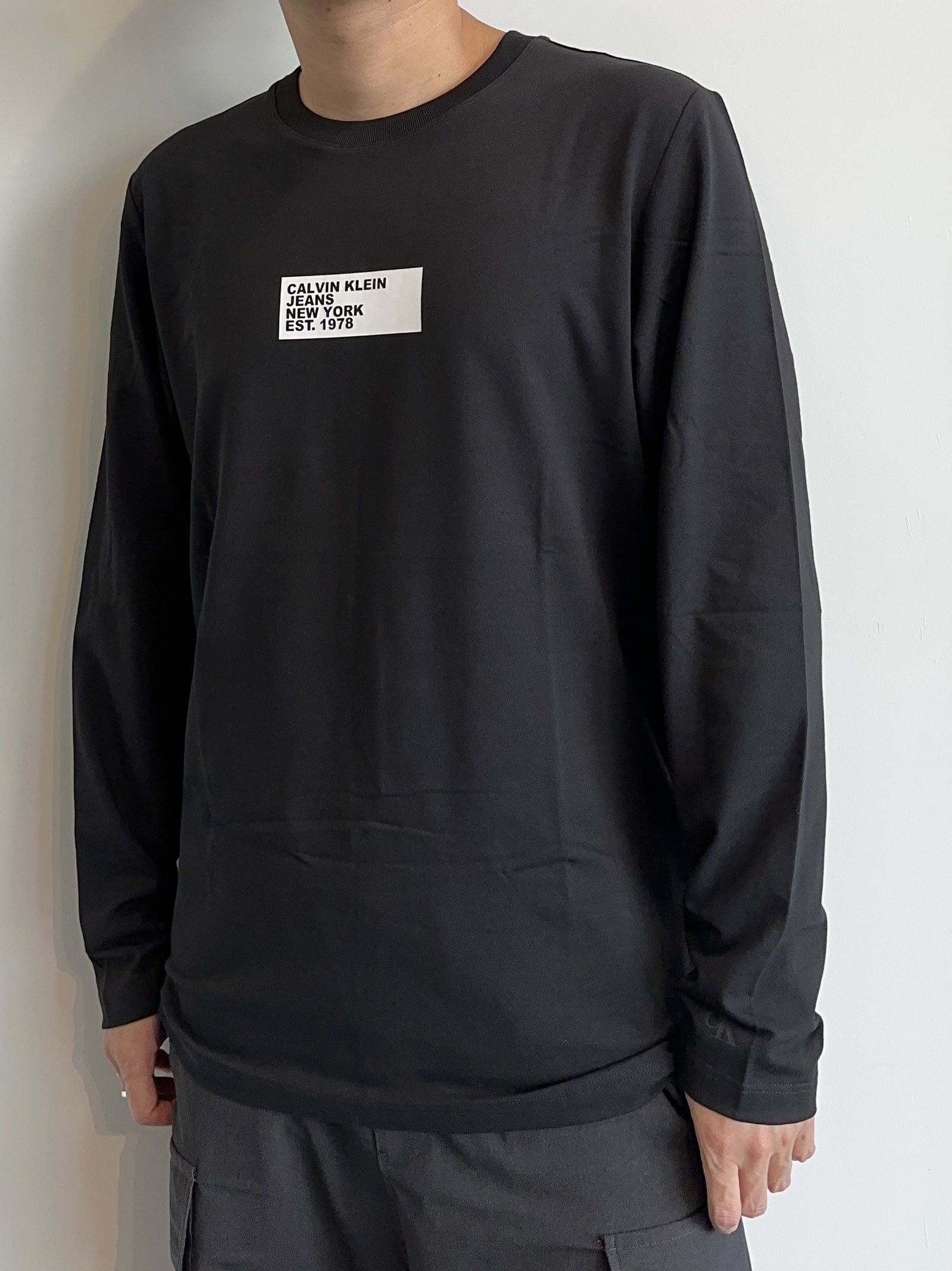 スモールボックスロゴ スリムフィット ロングスリーブTシャツ / J324497 / ブラック