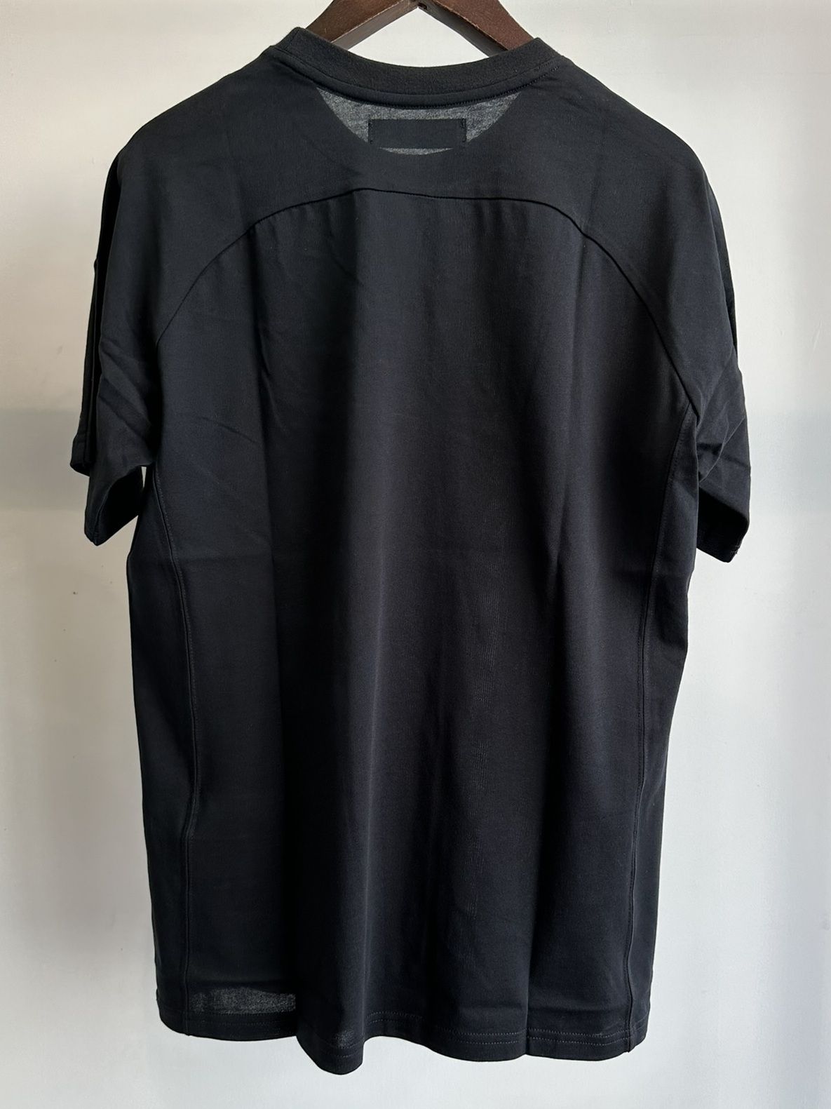 1PIU1UGUALE3 RELAX - フローイングロゴ半袖Tシャツ / ust-24004