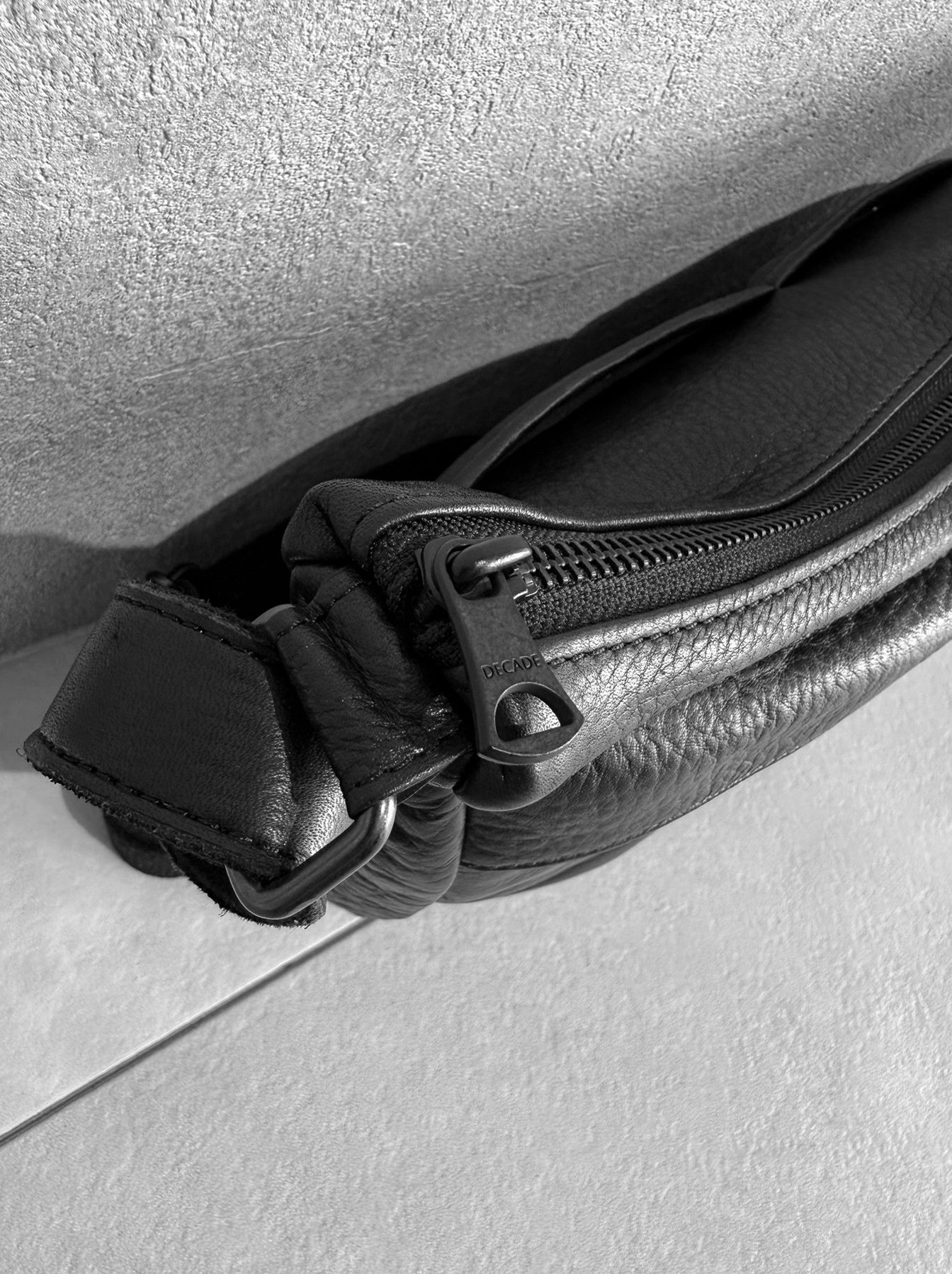 オイルドカウレザー ミニショルダーバッグ / DCD-01542B / ブラック×ブラック