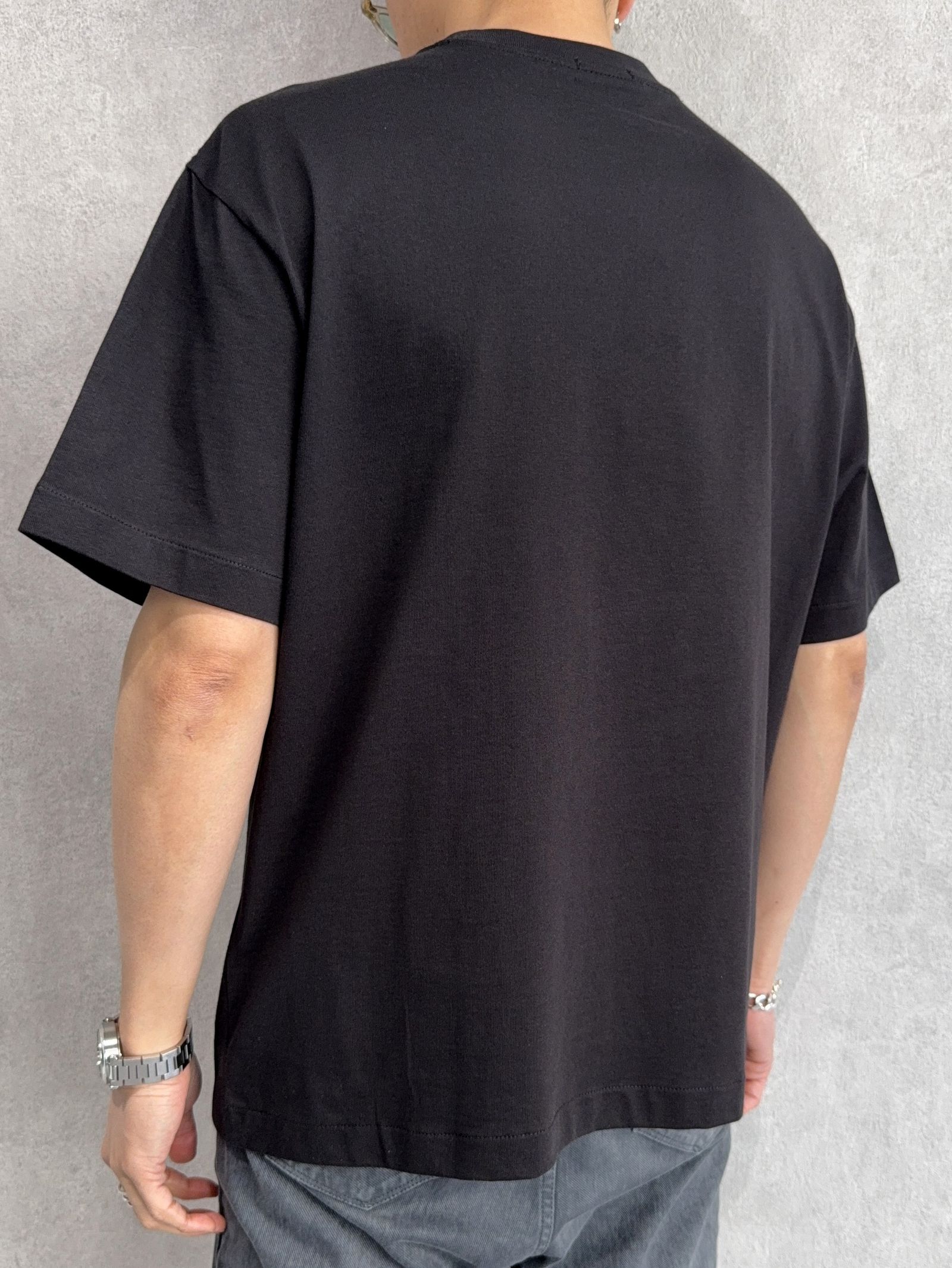 スタンダードロゴ リラックスクルーネックTシャツ / 40HM228 / UB1(ブラック)