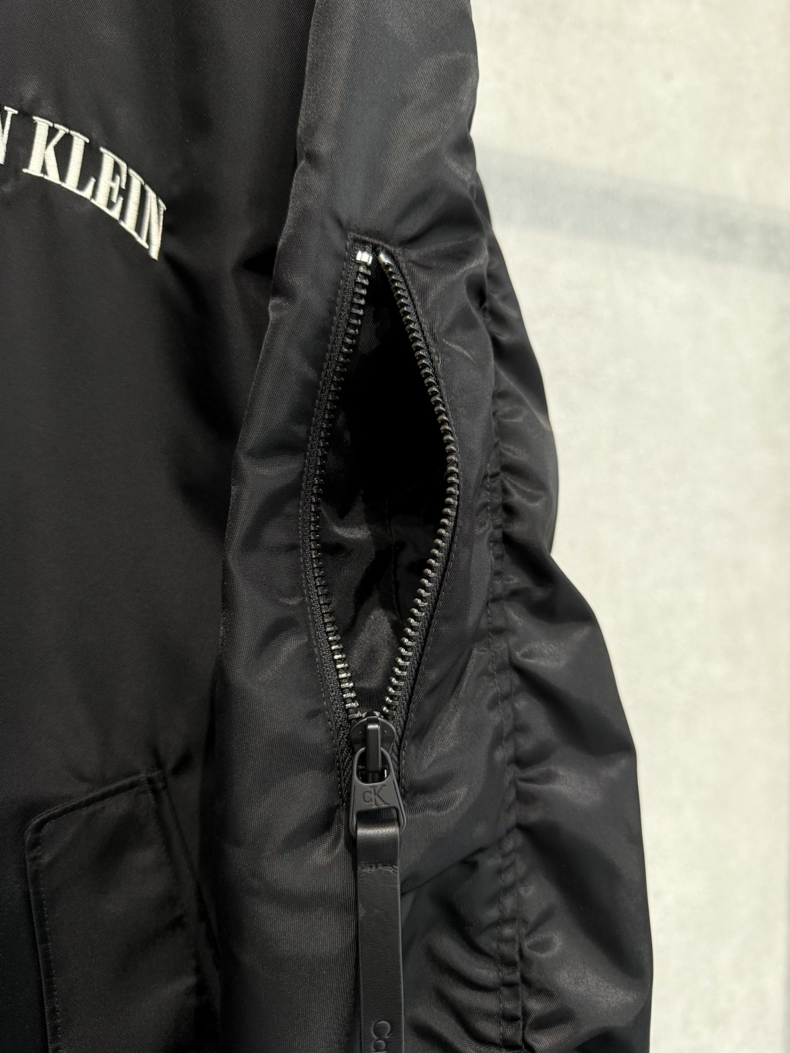 【BTSジョングク着用】ナイロンジップアップブルゾン / 4RF510G / UB1(ブラック)