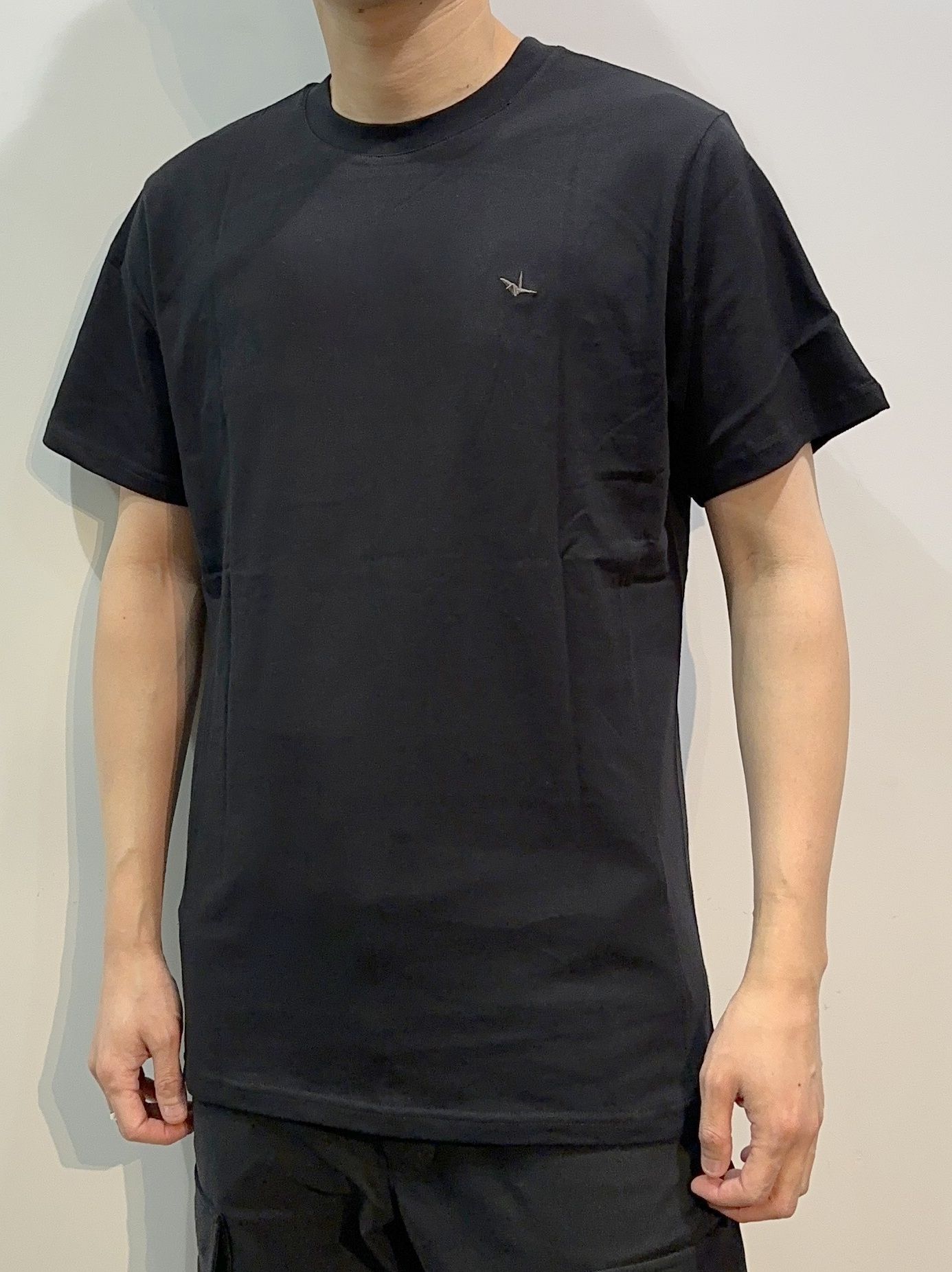 1PIU1UGUALE3 RELAX - コード刺繍バックロゴ半袖Tシャツ / ust-23010
