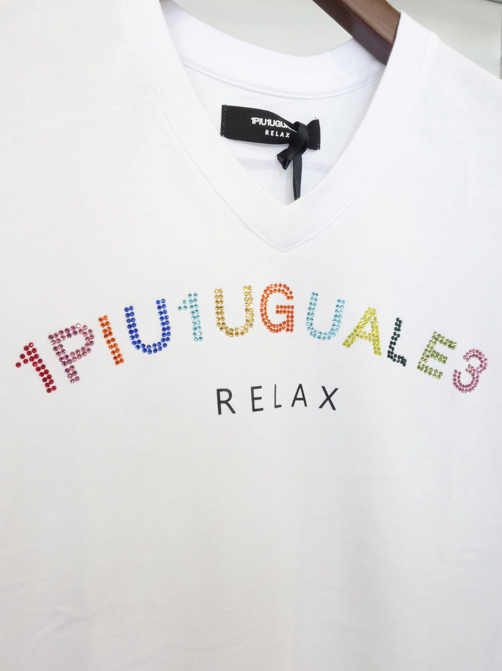 1PIU1UGUALE3RELAX☆ Vネックシャツ レインボーストーンアート 1PIU1UGUALE3 RELAX - カラフルラインストーンアーチロゴVネック