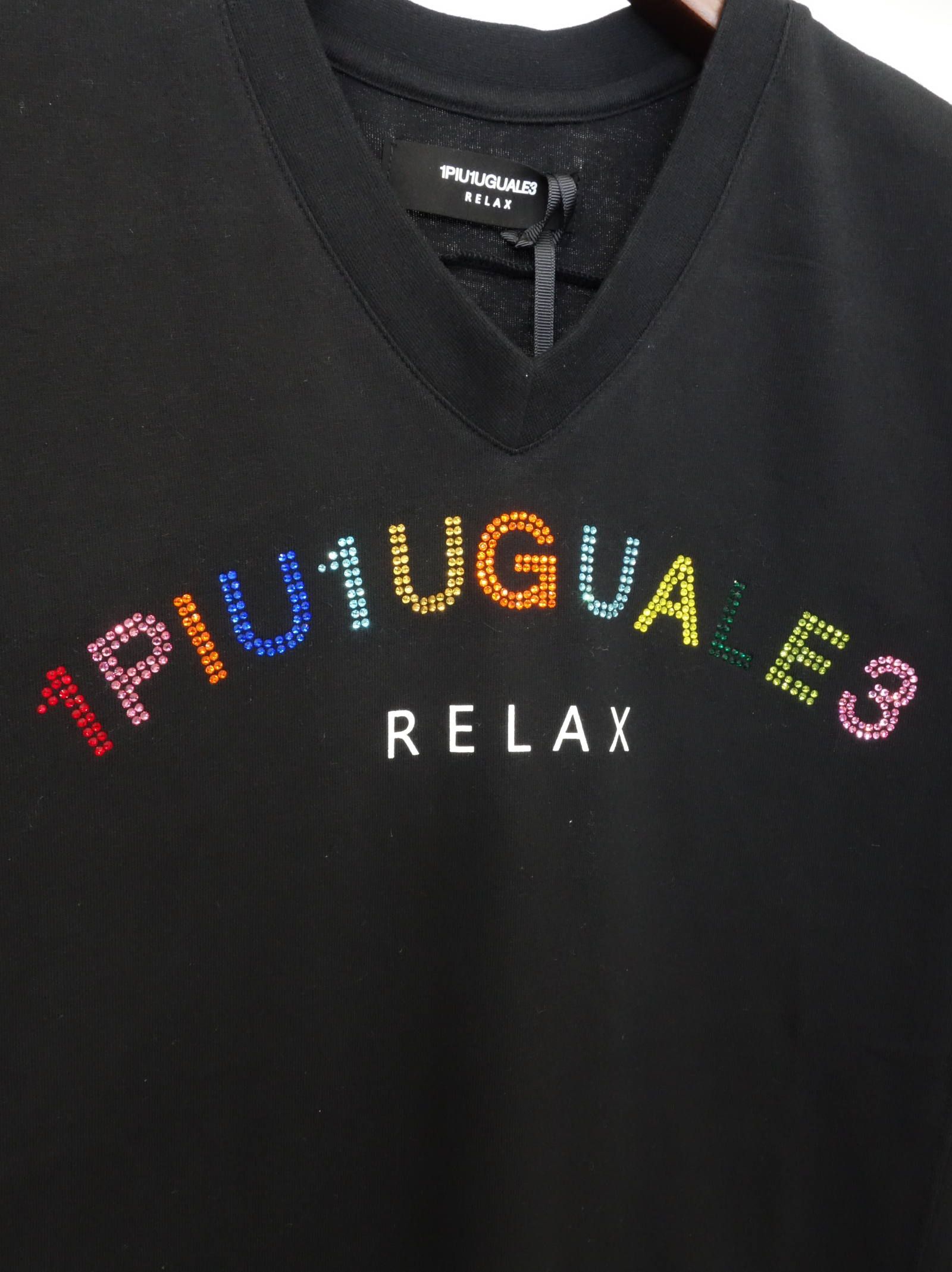 カラフルラインストーンアーチロゴVネックTシャツ / ust-20007