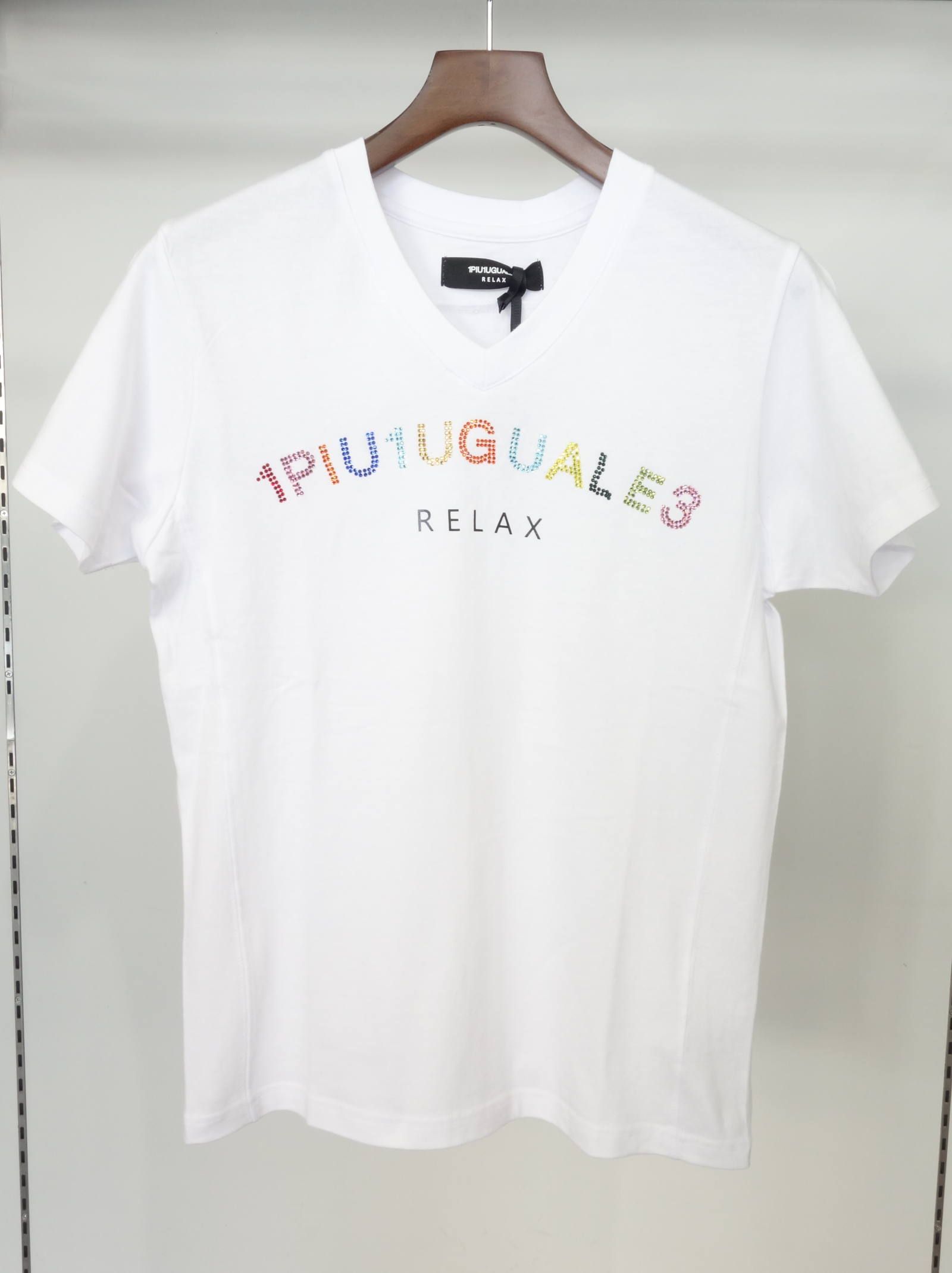 1PIU1UGUALE3 RELAX - カラフルラインストーンアーチロゴVネック