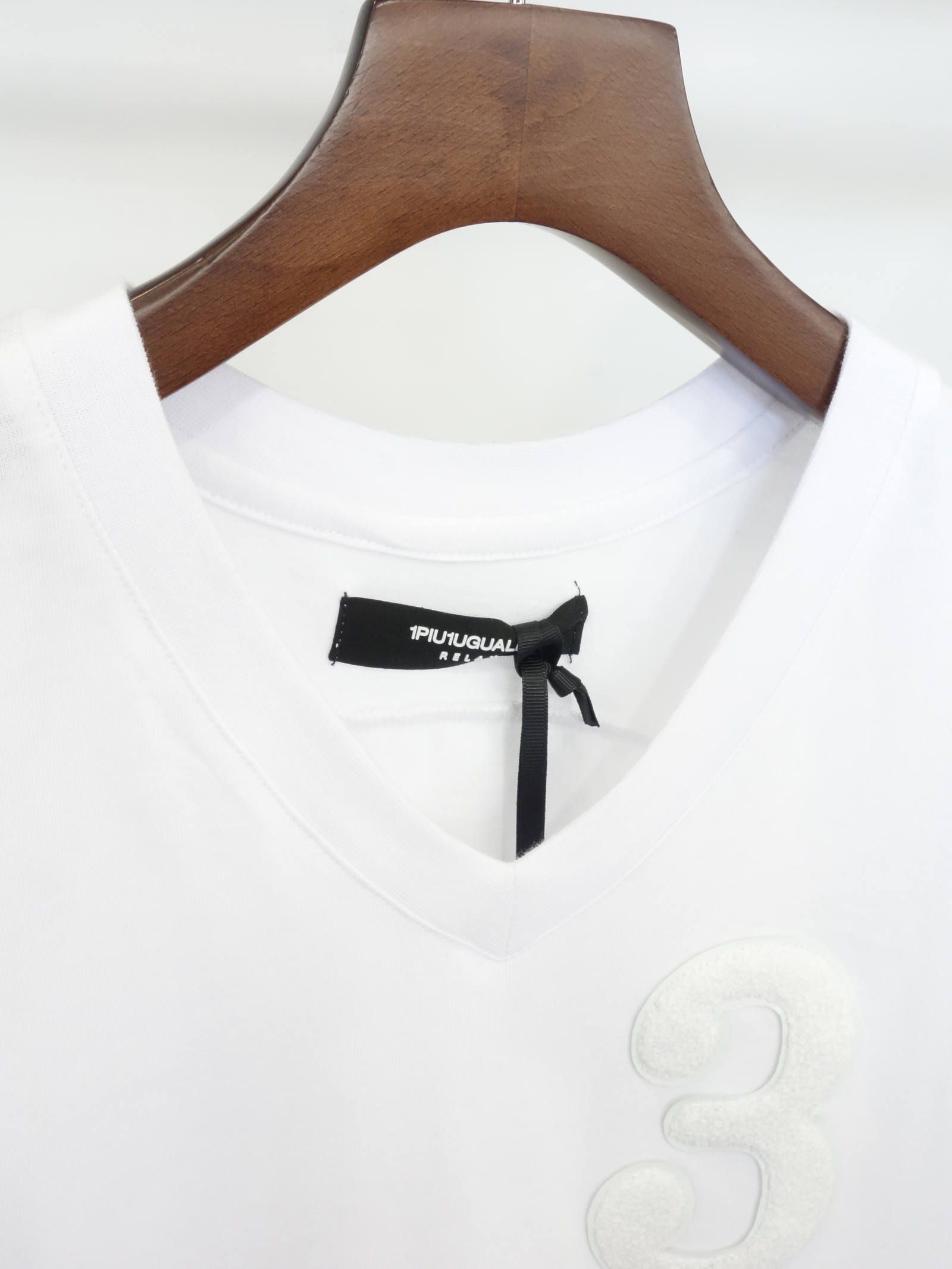 「3」ロゴ サガラVネックTシャツ / ust-20005
