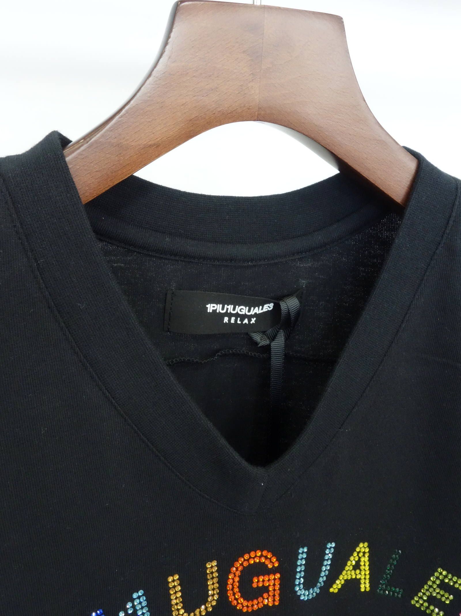 カラフルラインストーンアーチロゴVネックTシャツ / ust-20007