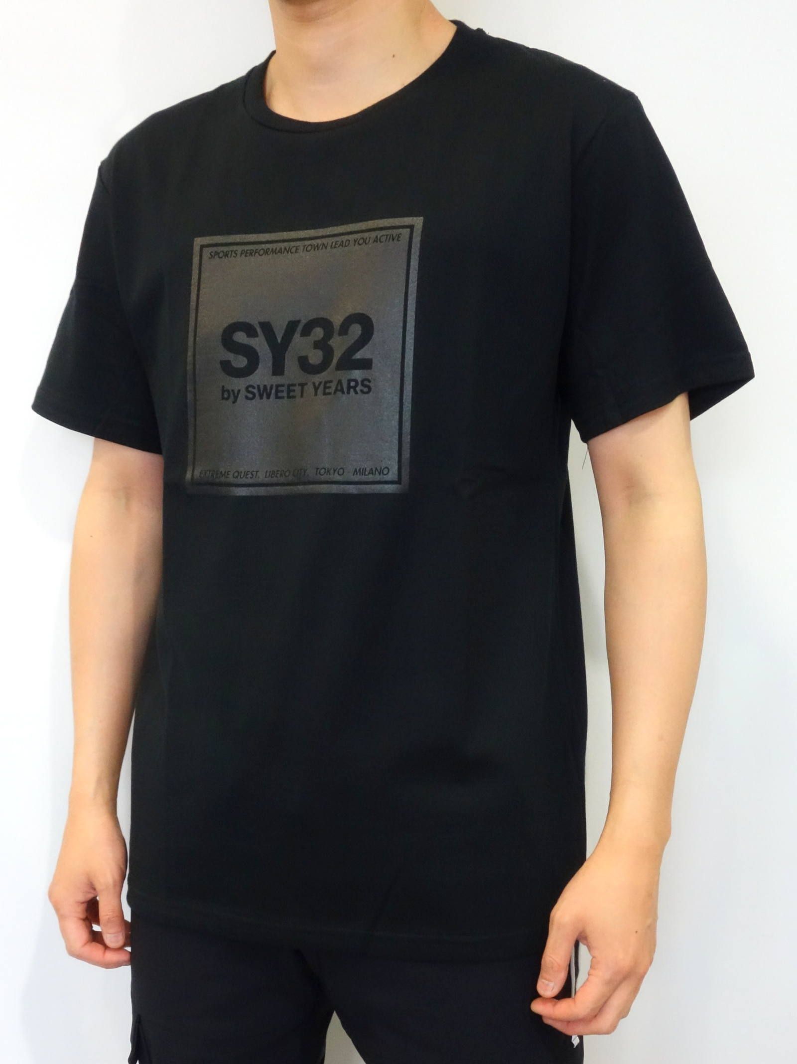 SY32 by SWEET YEARS - SQUARE LOGO TEE / 10027J / プリントTシャツ