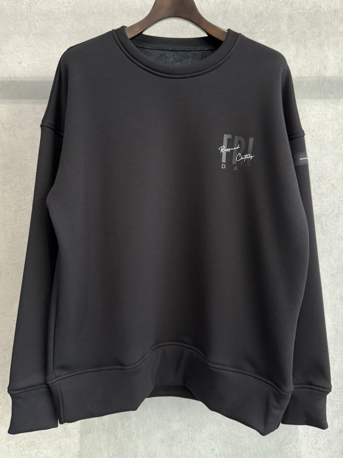 【FRIDAYコラボ】 FRIDAY STANDARD LOGO VELOURS FLEECE TRAINER / RCF1-C-004 / 裏起毛FRIDAYスタンダードロゴトレーナー / ブラック