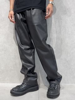 レザーセットアップにコートの真冬コーデ