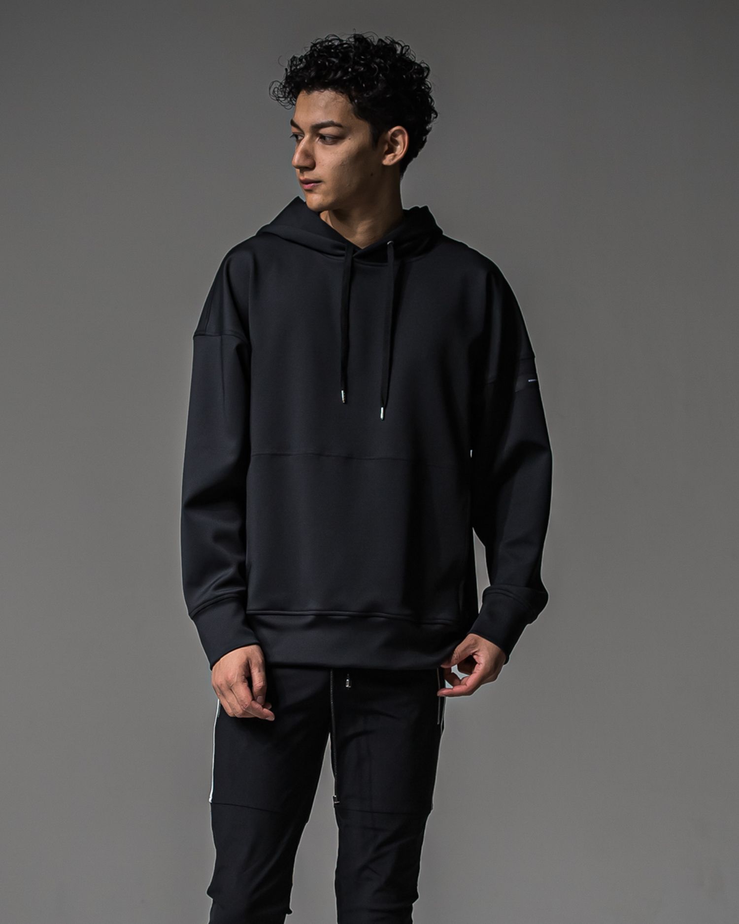 BACK ID LOOSE HOODIE / RC37-C-006 / バックロゴパーカー / ブラック (9月中旬入荷予定)