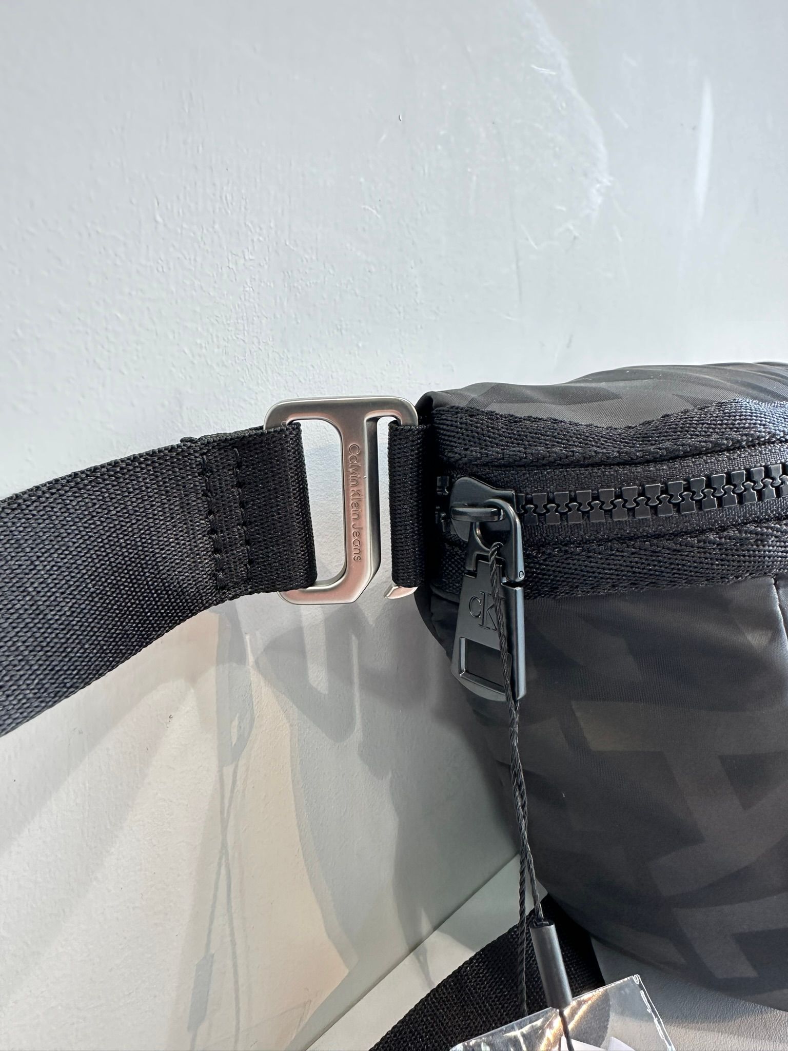 REVERSIBLE REV ZIP SADDLE BAG 28 / HH3830 / リバーシブルボディーバッグ / ブラック×グレー