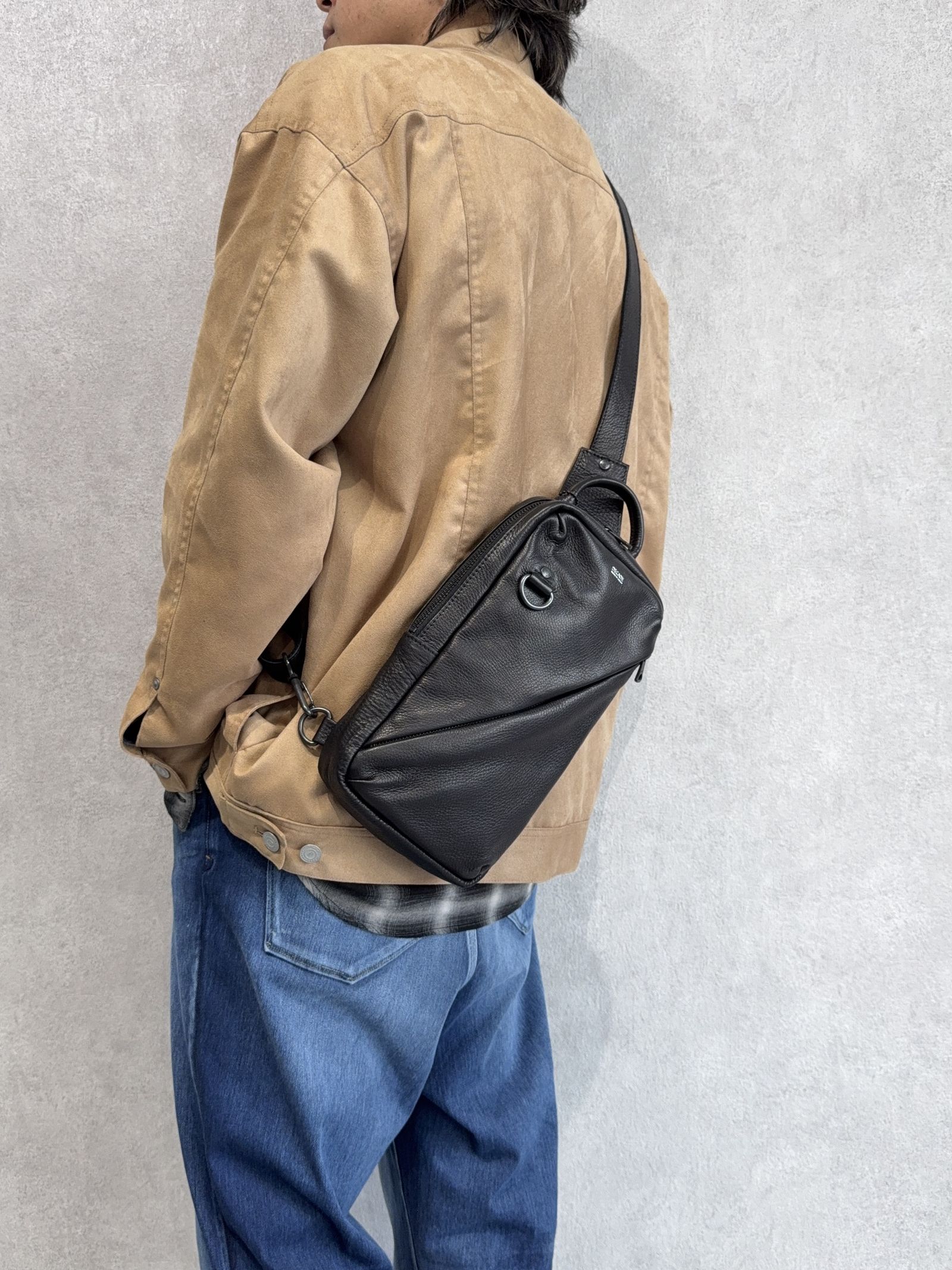 オイルドカウレザー ボディショルダーバッグ / DCD-01367B / ブラック×ブラック