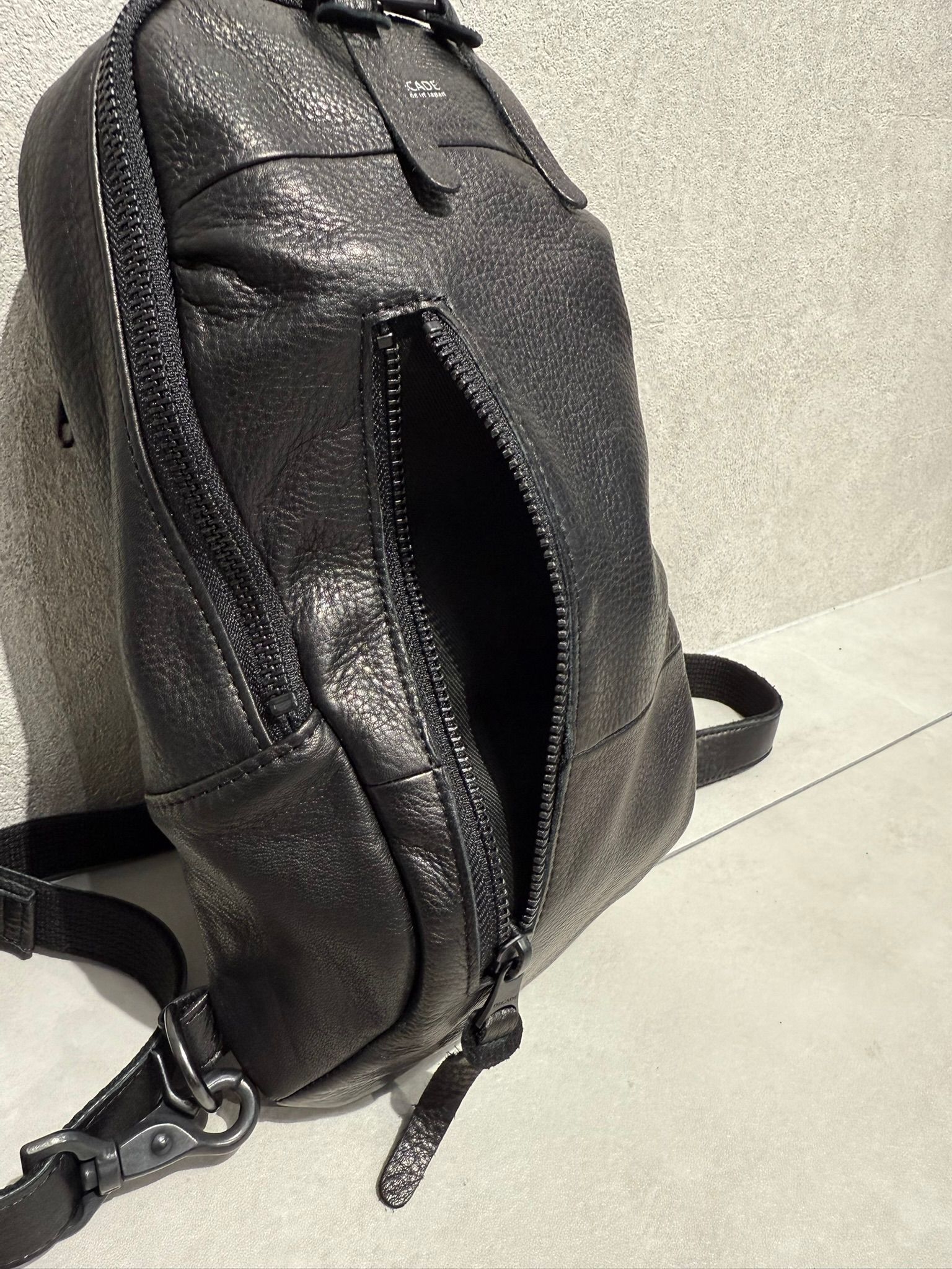 オイルドカウレザー ボディショルダーバッグ / DCD-01075B / ブラック×ブラック