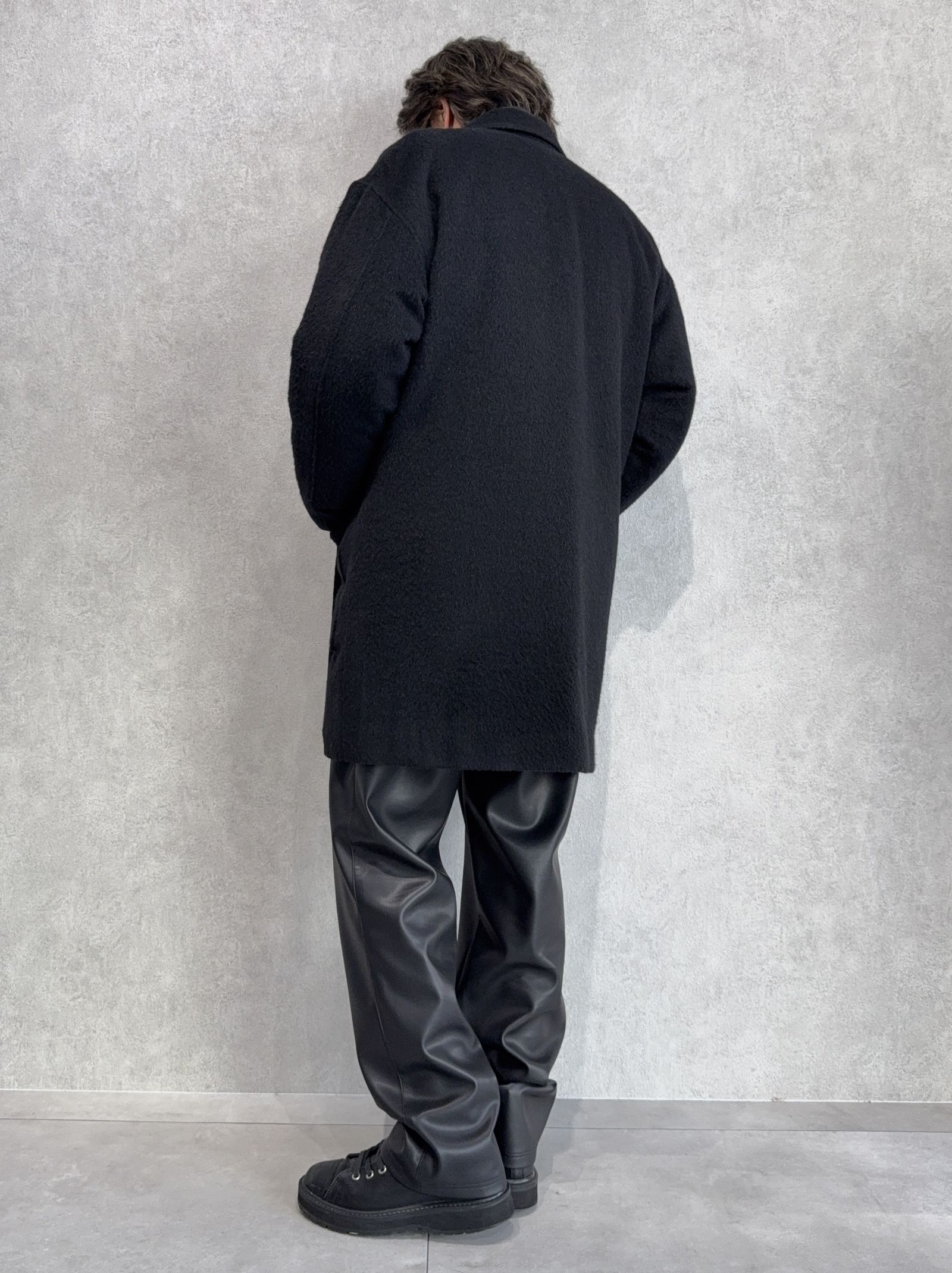 レザーセットアップにコートの真冬コーデ