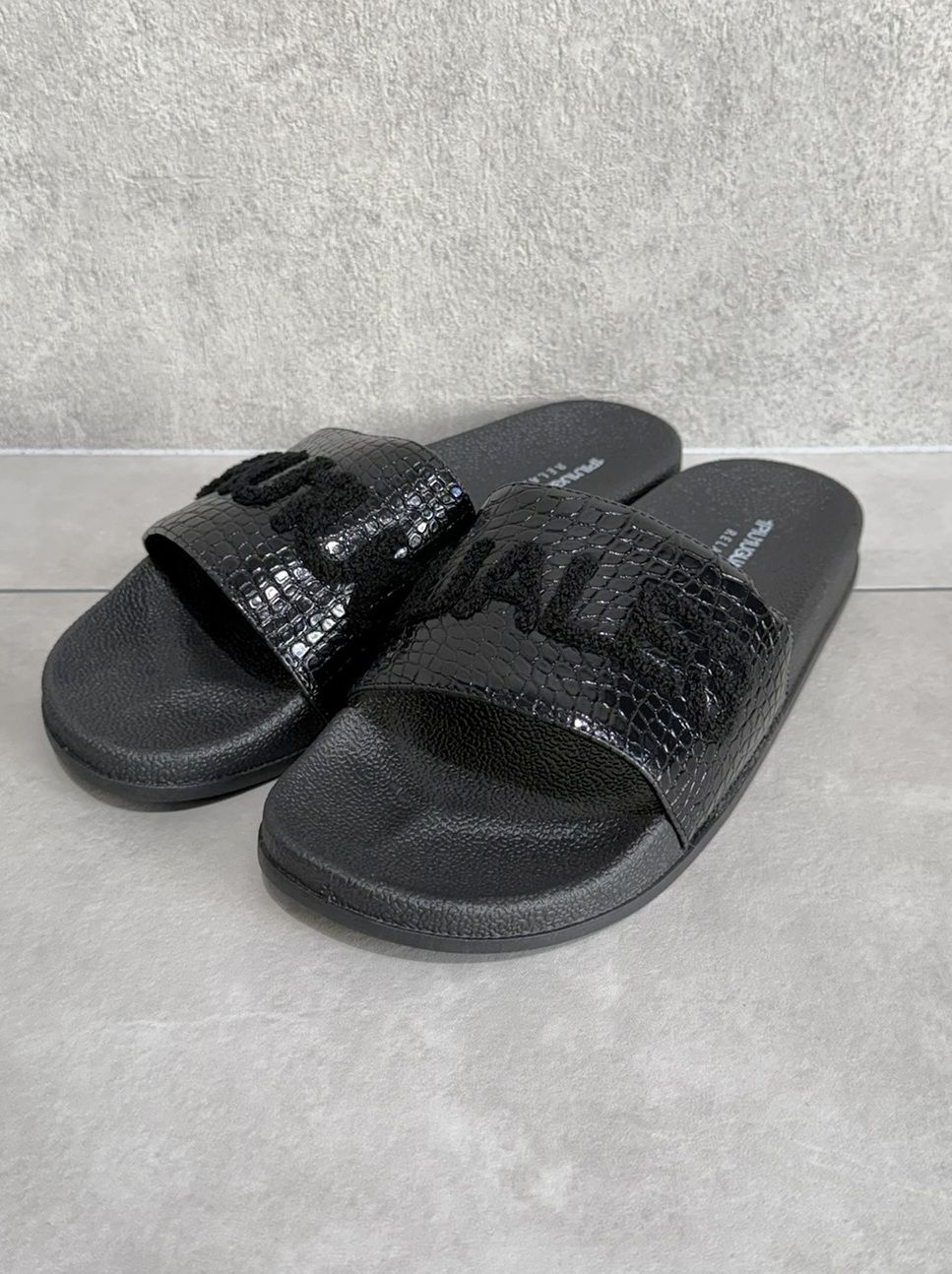 ロゴ刺繍クロコシャワーサンダル / usx-26011 / ブラックB