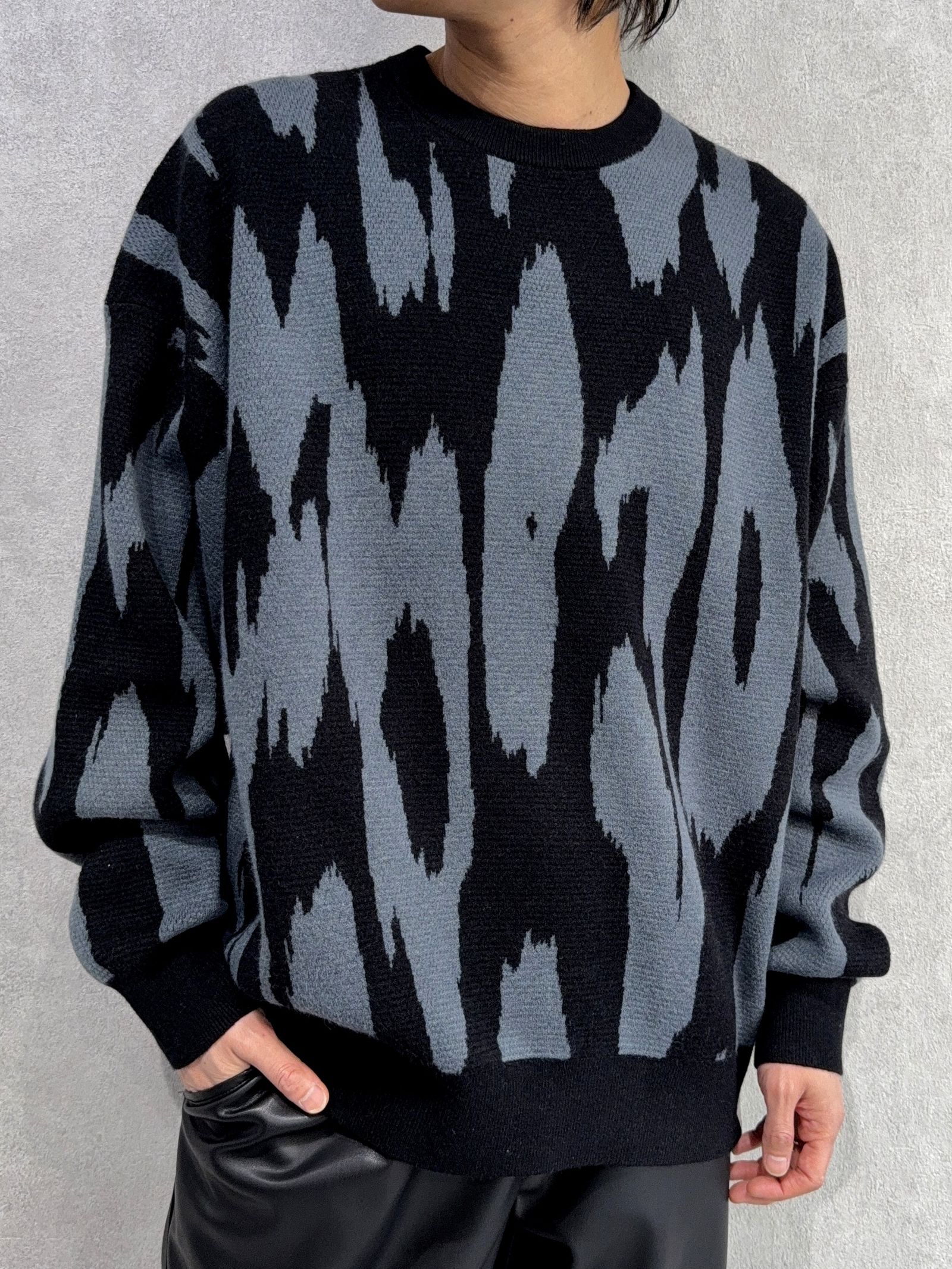 アブストラクトジャカードクルーネックセーター / 4RD310G / WD7(ブラック×ブルーグレー)