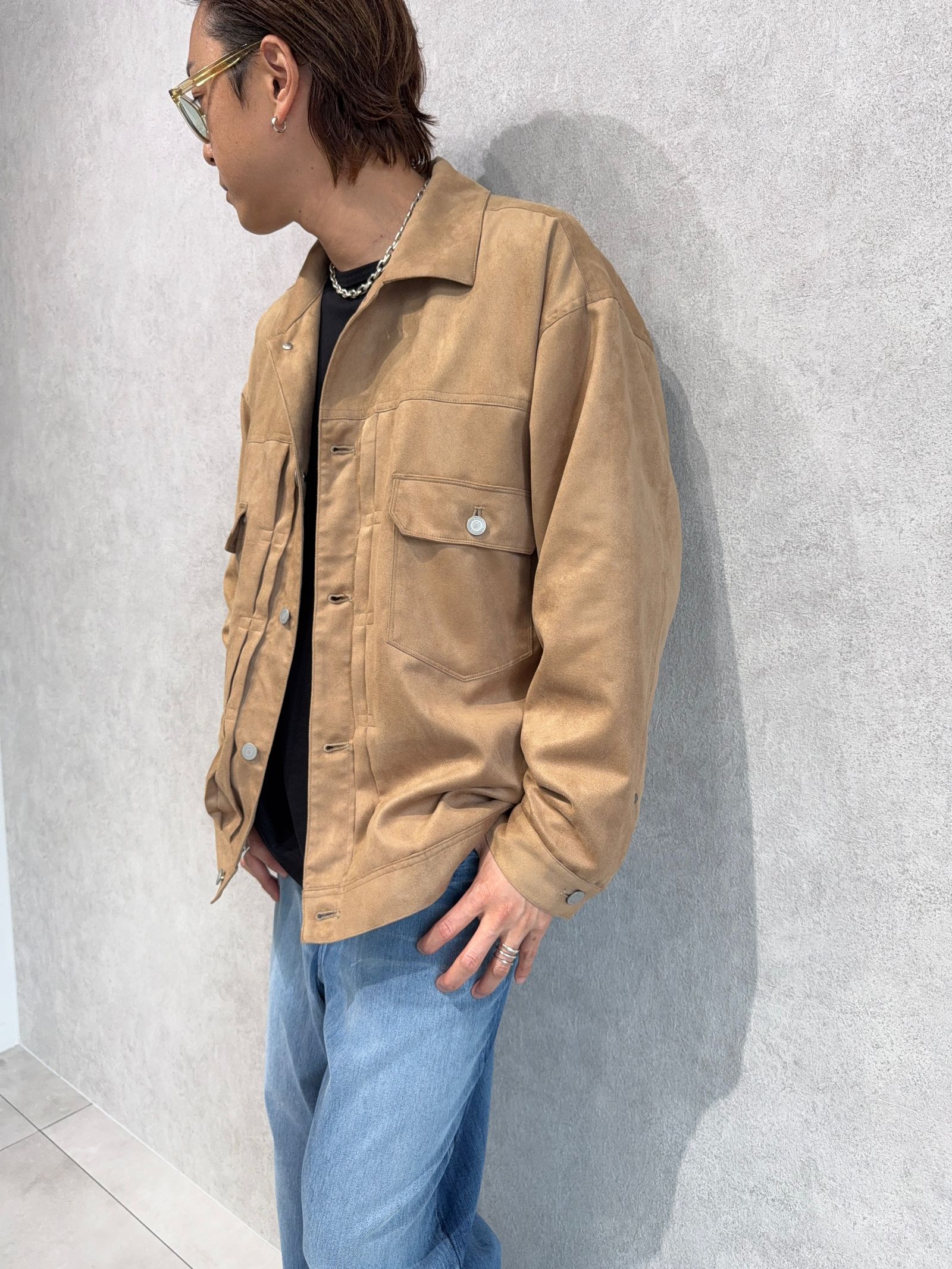 THEアメカジなベージュスエード×デニムのコーデ