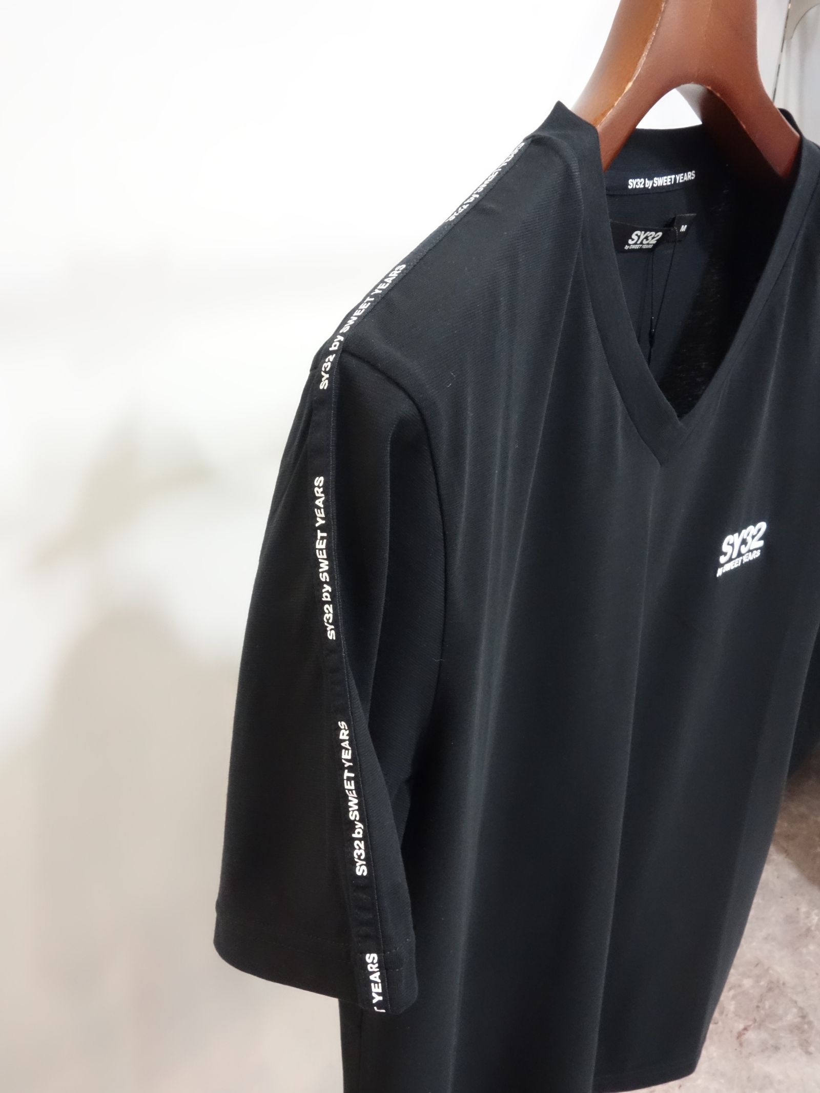 V NECK LOGO TAPE TEE / 11452 / プリントTシャツ