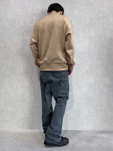ケミカルウォッシュデニム×スエードトレーナーの新作コーデ