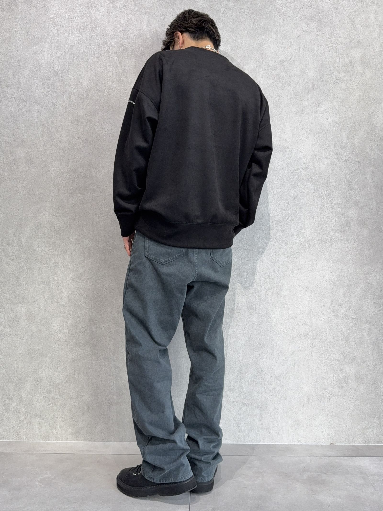 ケミカルウォッシュデニム×スエードトレーナーの新作コーデ