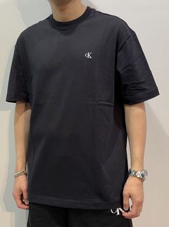 【Jung Kook/ジョングク、Bright/ブライト着用商品】 アーカイブロゴ リラックスクルーネックTシャツ / 40HM229 / ブラック