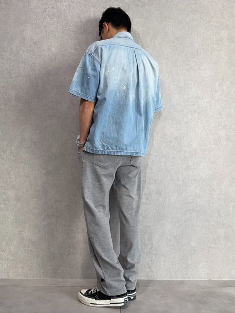 半袖デニムシャツ×新作グレーパンツの爽やかカラーコーデ