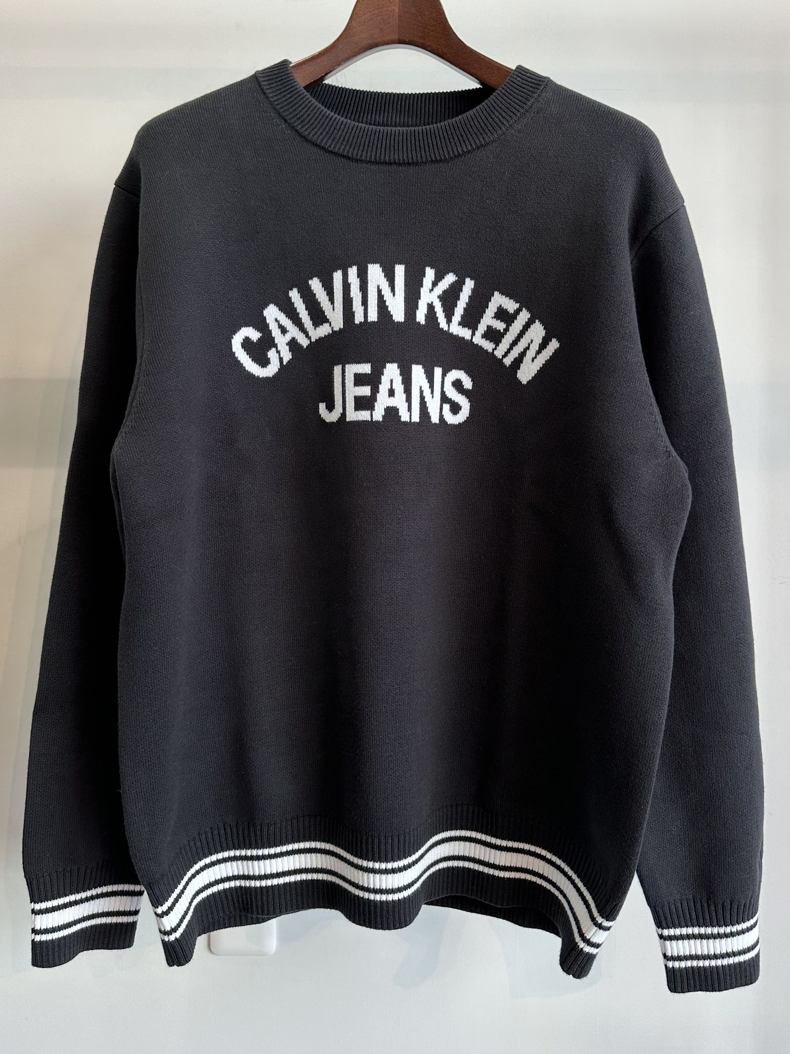 Calvin Klein - バーシティクルーネックセーター / J324493 / ブラック ...