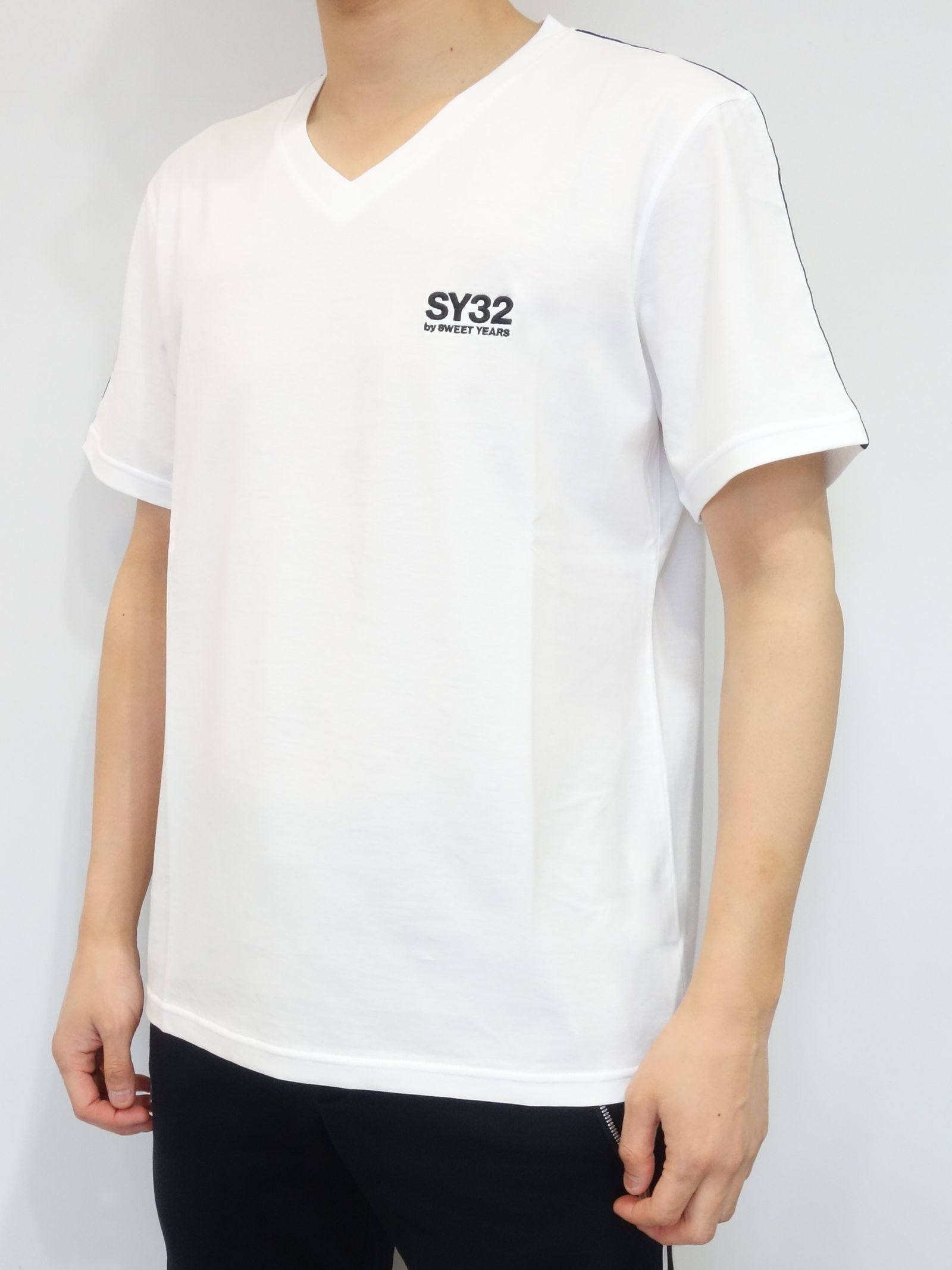 SY32 by SWEET YEARS - V NECK LOGO TAPE TEE / 11452 / プリントT