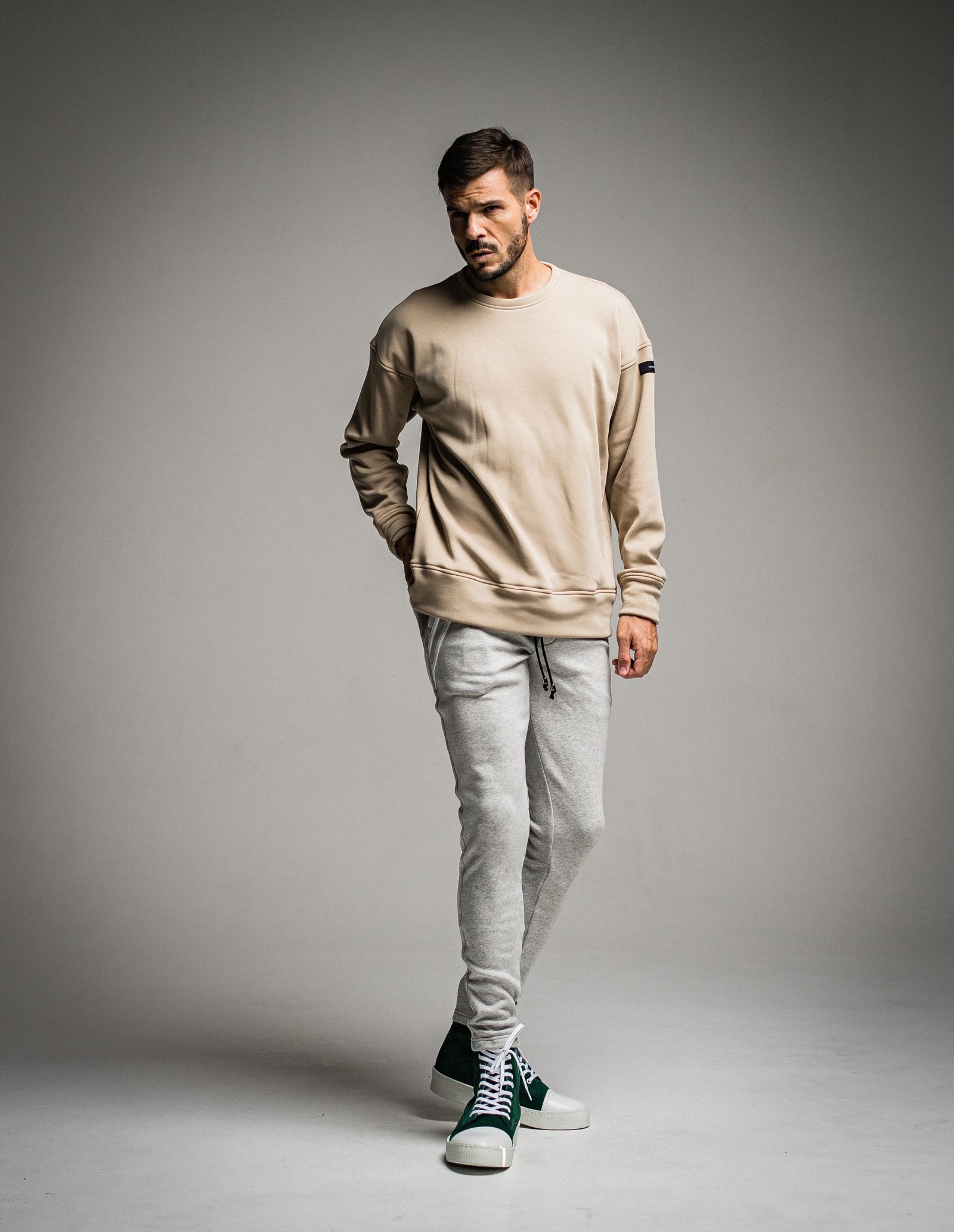 ID BACKROGO VELOURS FLEECE DROP TRAINER / RC26-C-002 / 裏起毛バックロゴトレーナー / ベージュ