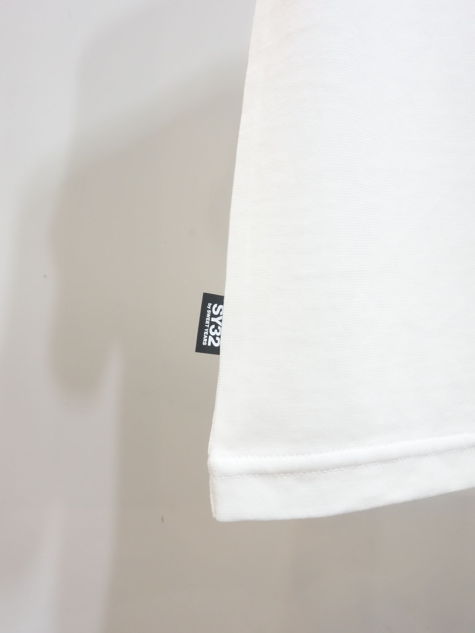 V NECK LOGO TAPE TEE / 11452 / プリントTシャツ