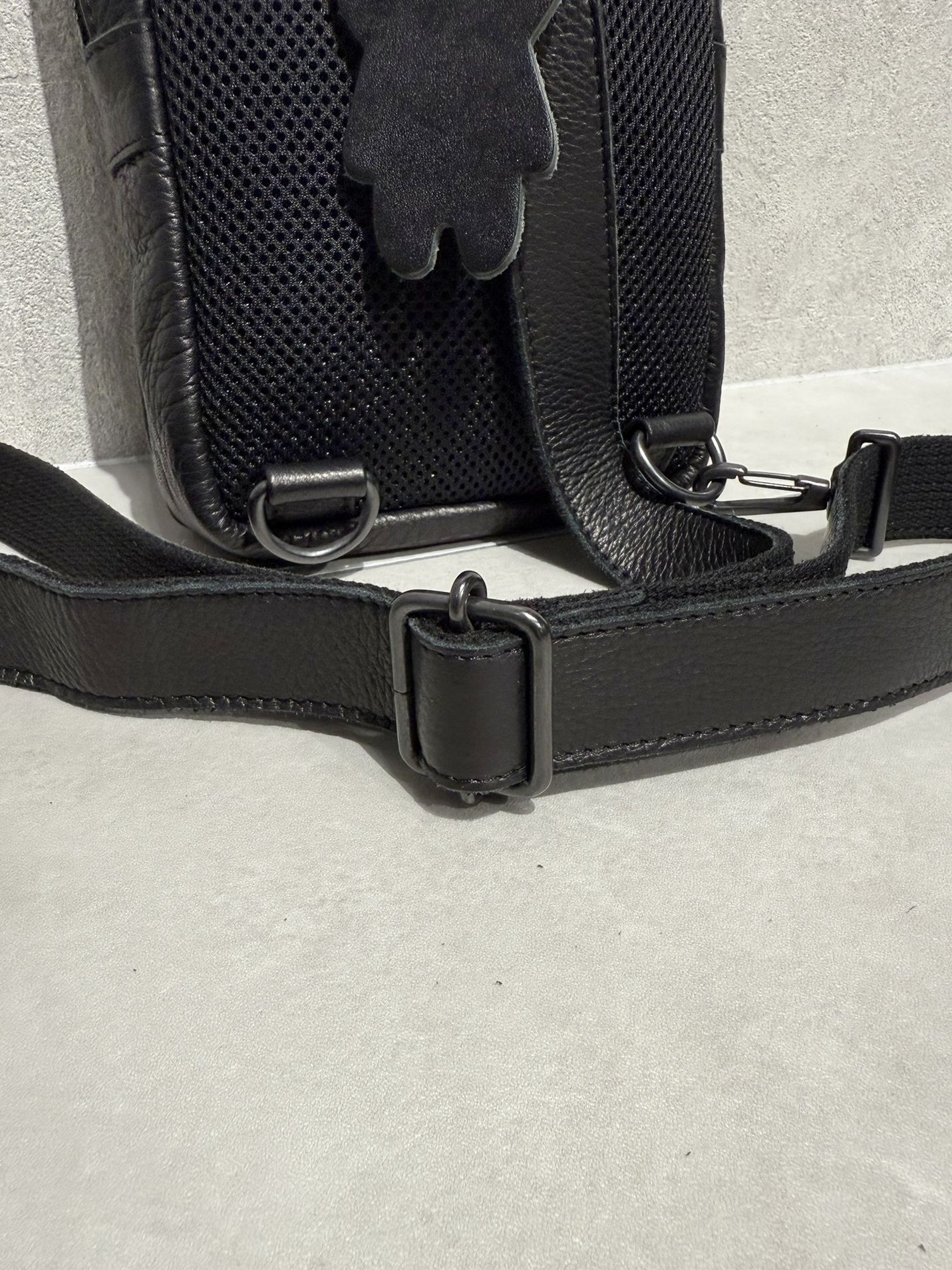 オイルドカウレザー ボディショルダーバッグ / DCD-01404B / ブラック×ブラック