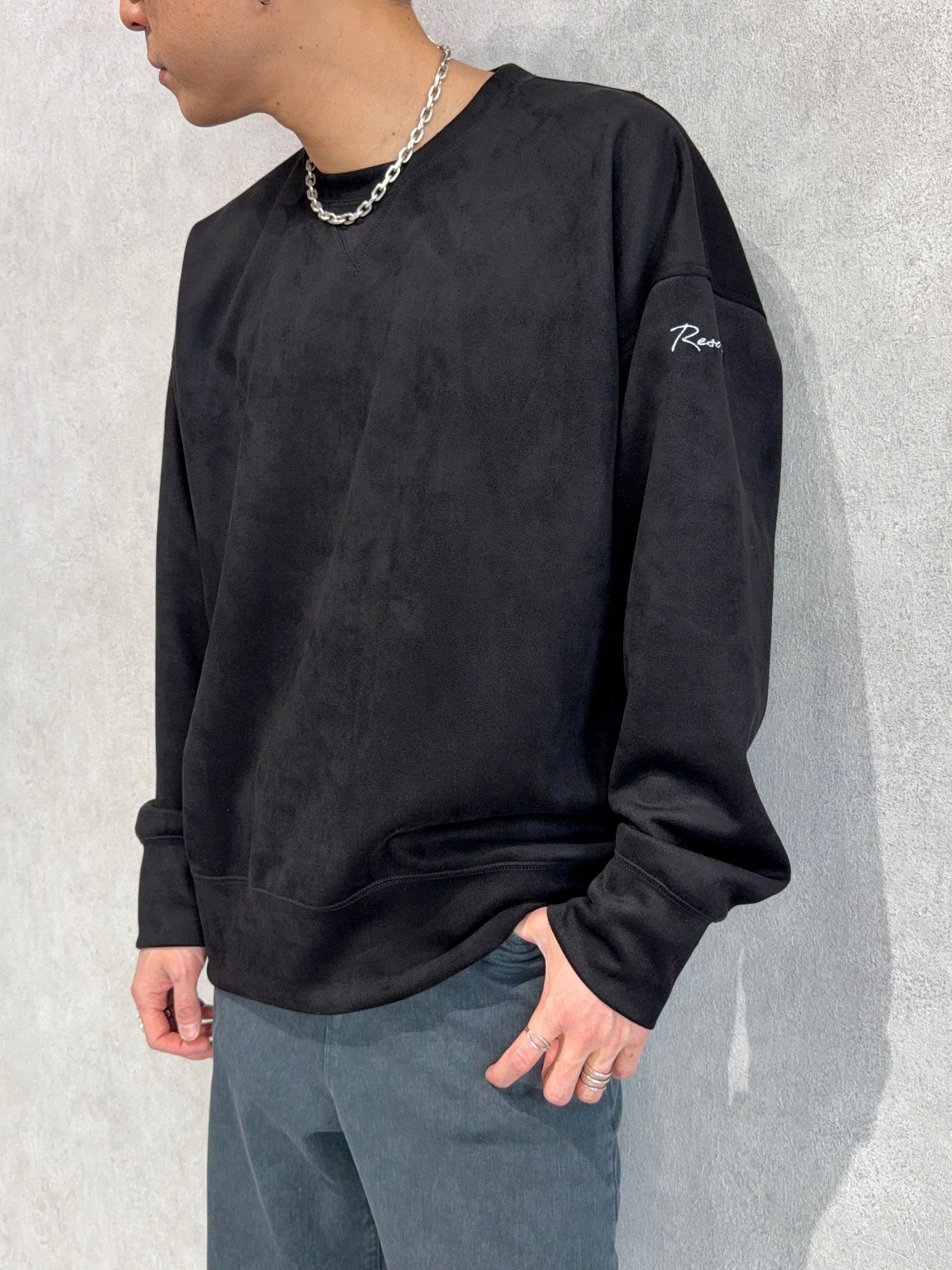 ケミカルウォッシュデニム×スエードトレーナーの新作コーデ