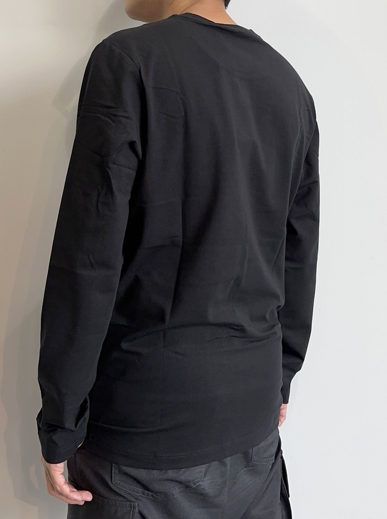 スモールボックスロゴ スリムフィット ロングスリーブTシャツ / J324497 / ブラック