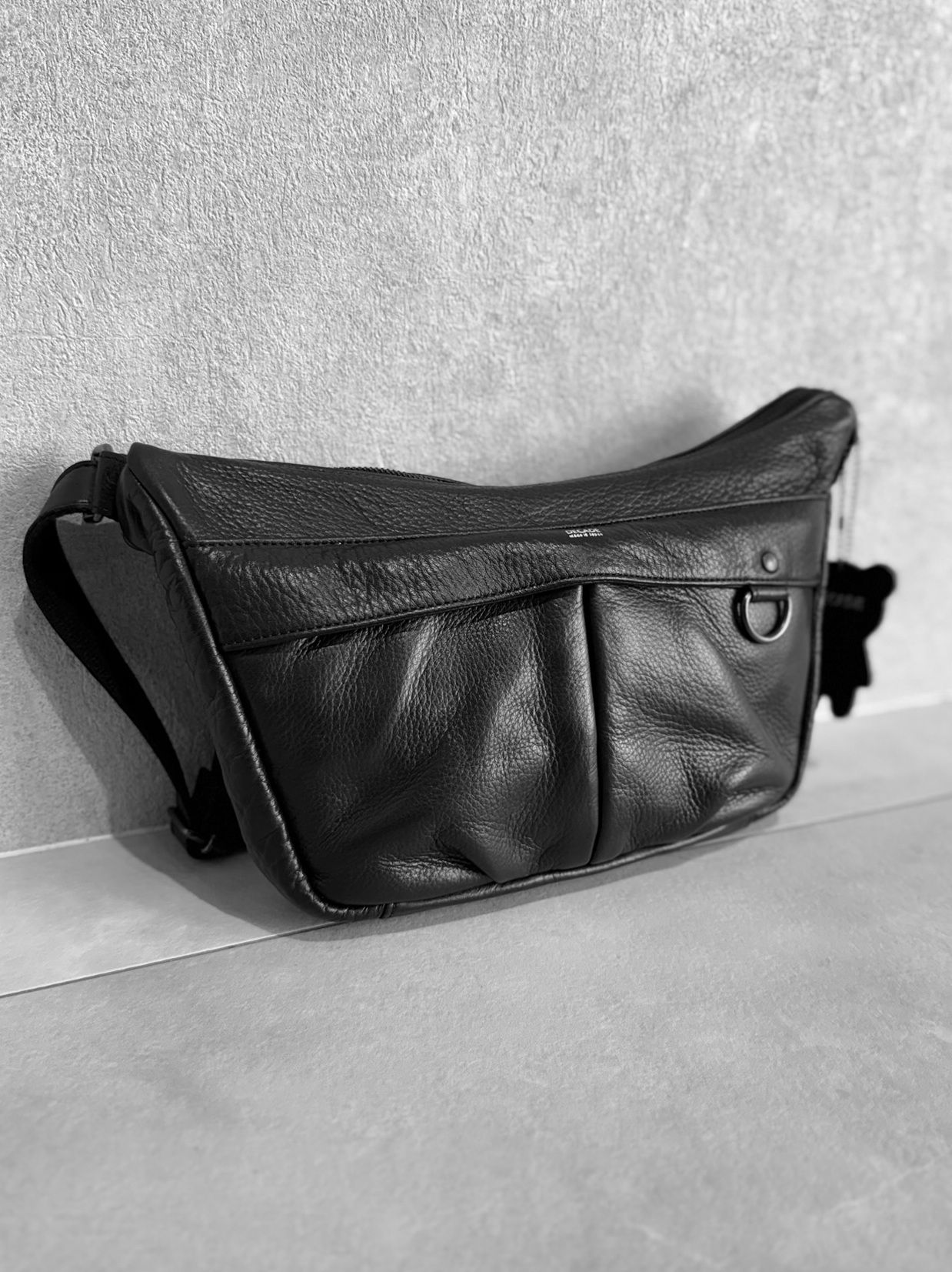 オイルドカウレザー ミニショルダーバッグ / DCD-01542B / ブラック×ブラック