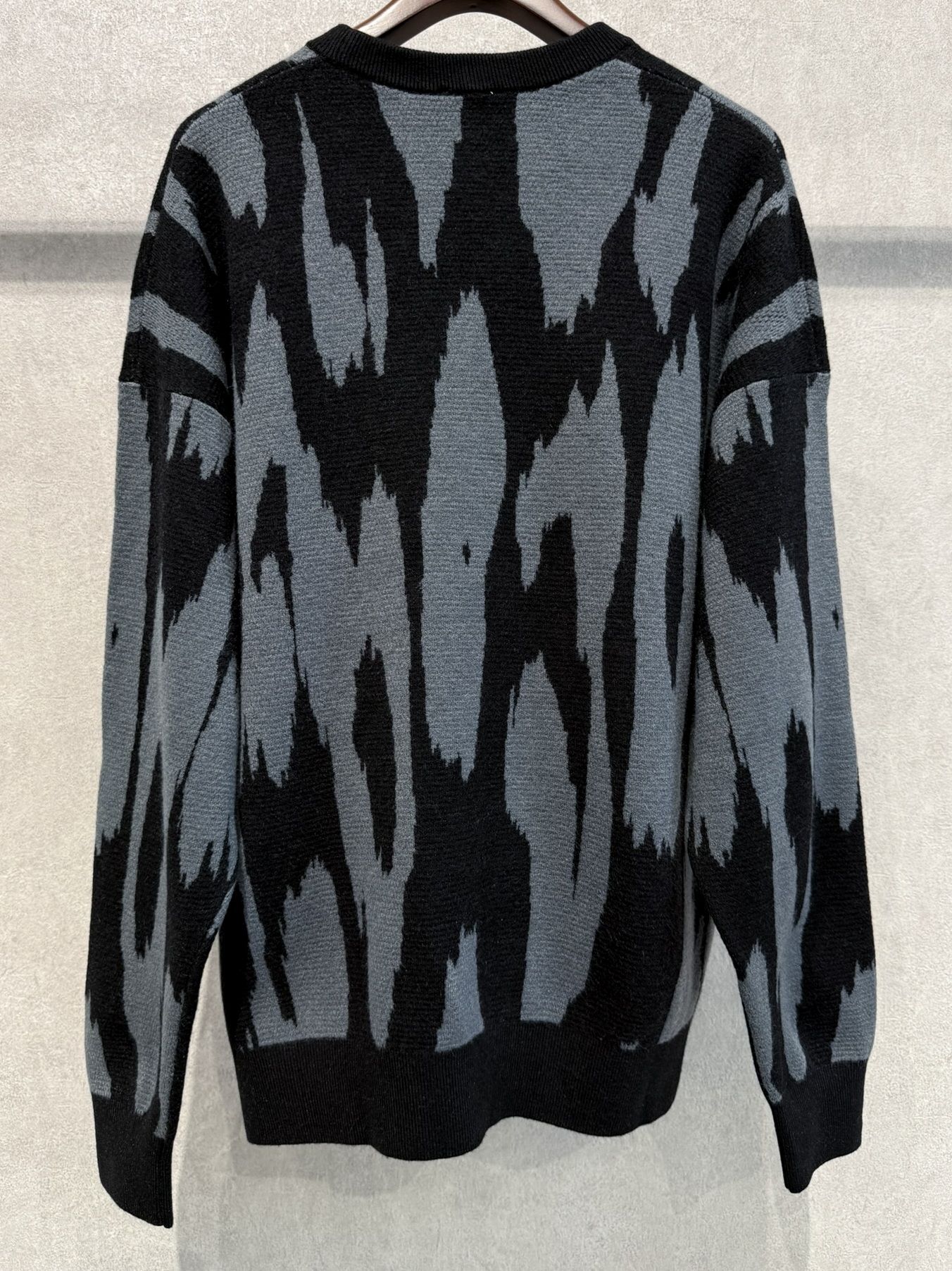アブストラクトジャカードクルーネックセーター / 4RD310G / WD7(ブラック×ブルーグレー)