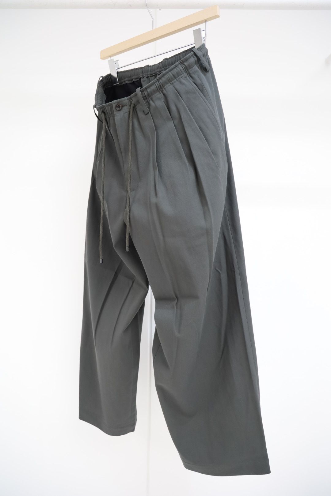 マーカウェア 26SS  60/2オーガニック強燃ボイル3/2ツイル / トリプルプリーテッドイージートラウザーズ(A26A16PT02C)Charcoal☆新作発売！