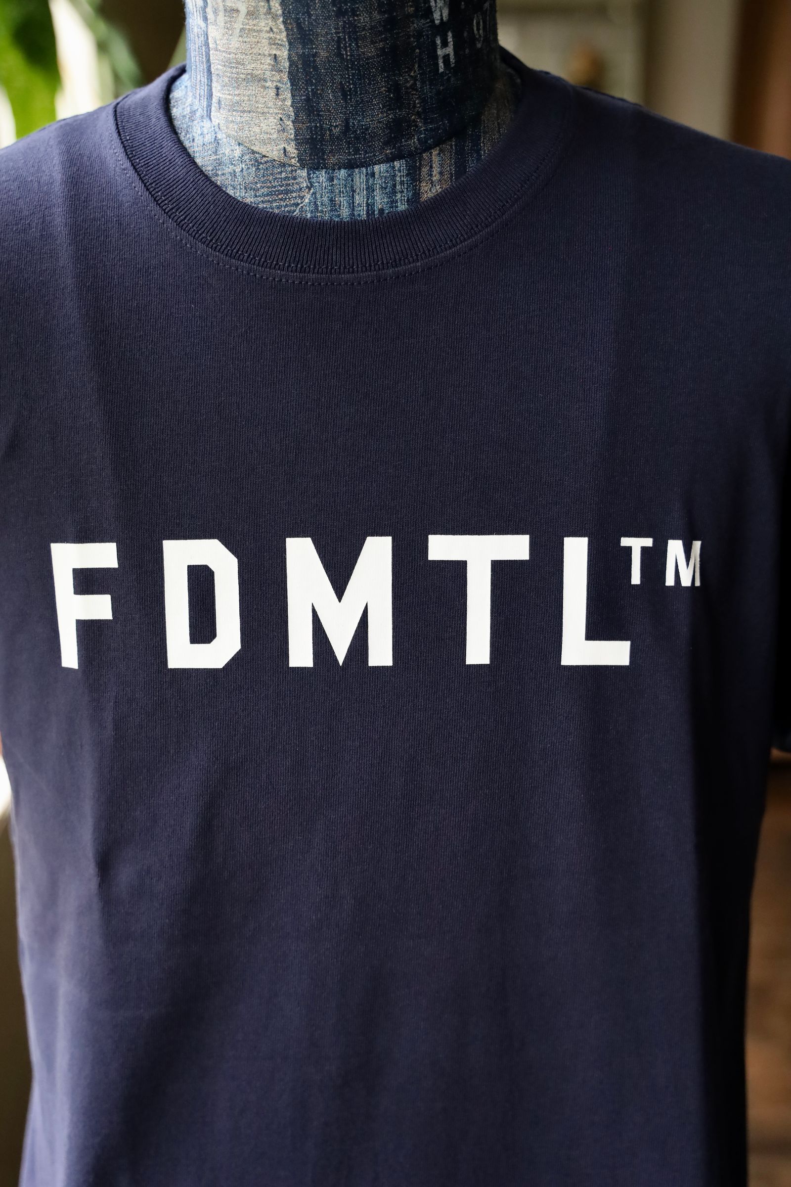 ファンダメンタル TシャツLOGO TEE (FA25/TE18)NAVY