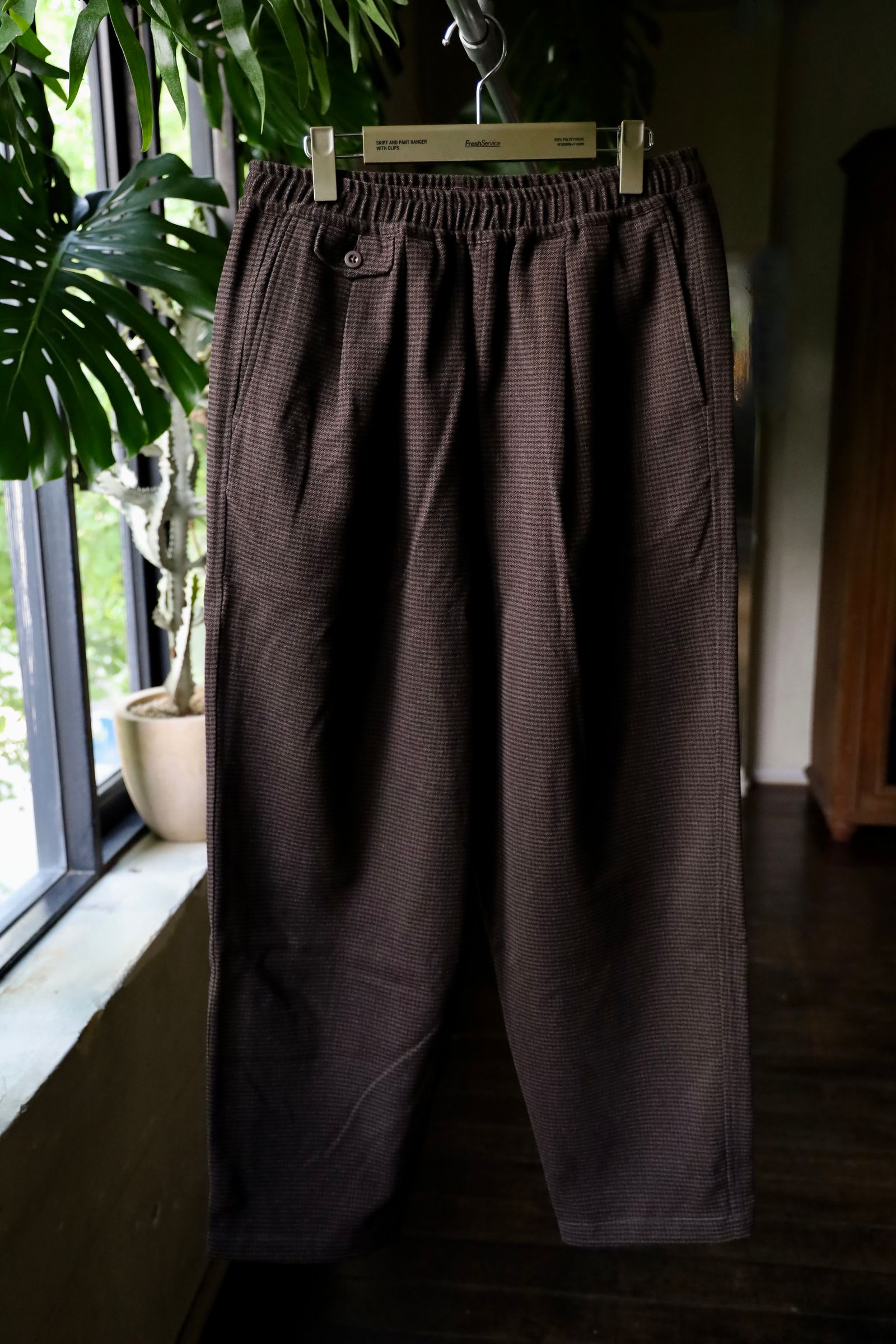フレッシュサービス HOUNDSTOOTH TWO TUCK TRACK PANTS (FSC243-40188)BROWN