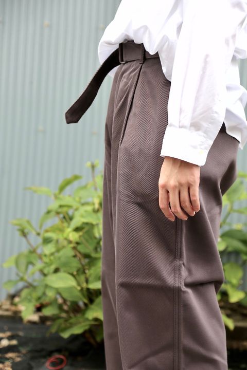 Graphpaper Hard Twill Belted Pants (GM203-40002B)GRAYスタイル.2020.7.25.