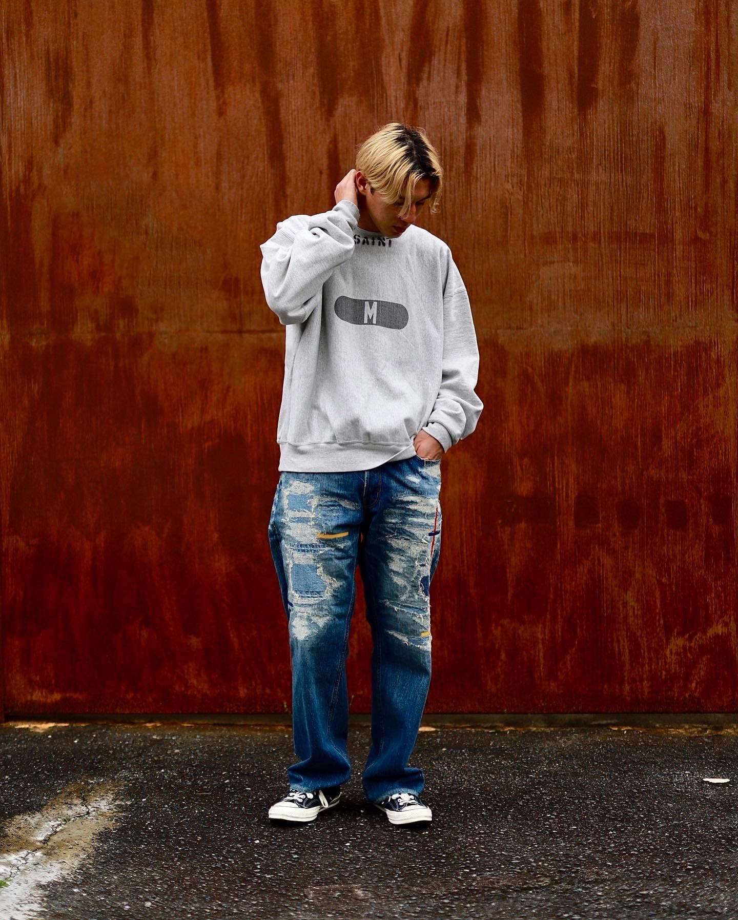 ©SAINT M×××××× 23SS 新作M CREW NECK SWEATスタイル