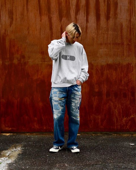 ©SAINT M×××××× 23SS 新作M CREW NECK SWEATスタイル