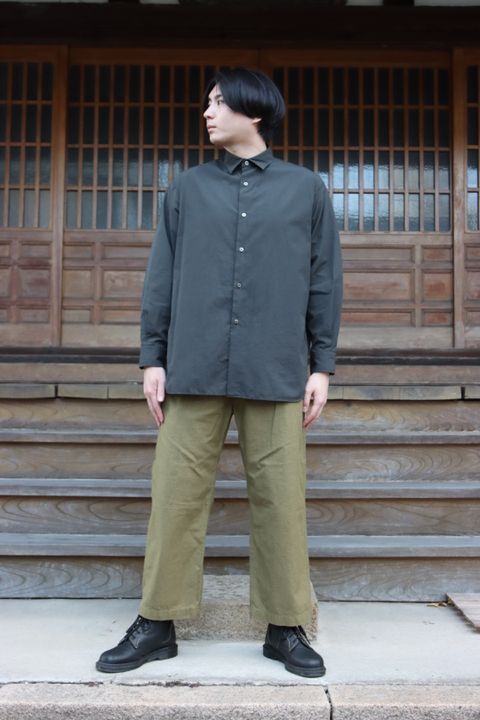 Ets.MATERIAUX Regular collar shirt(INK BLACK)style.