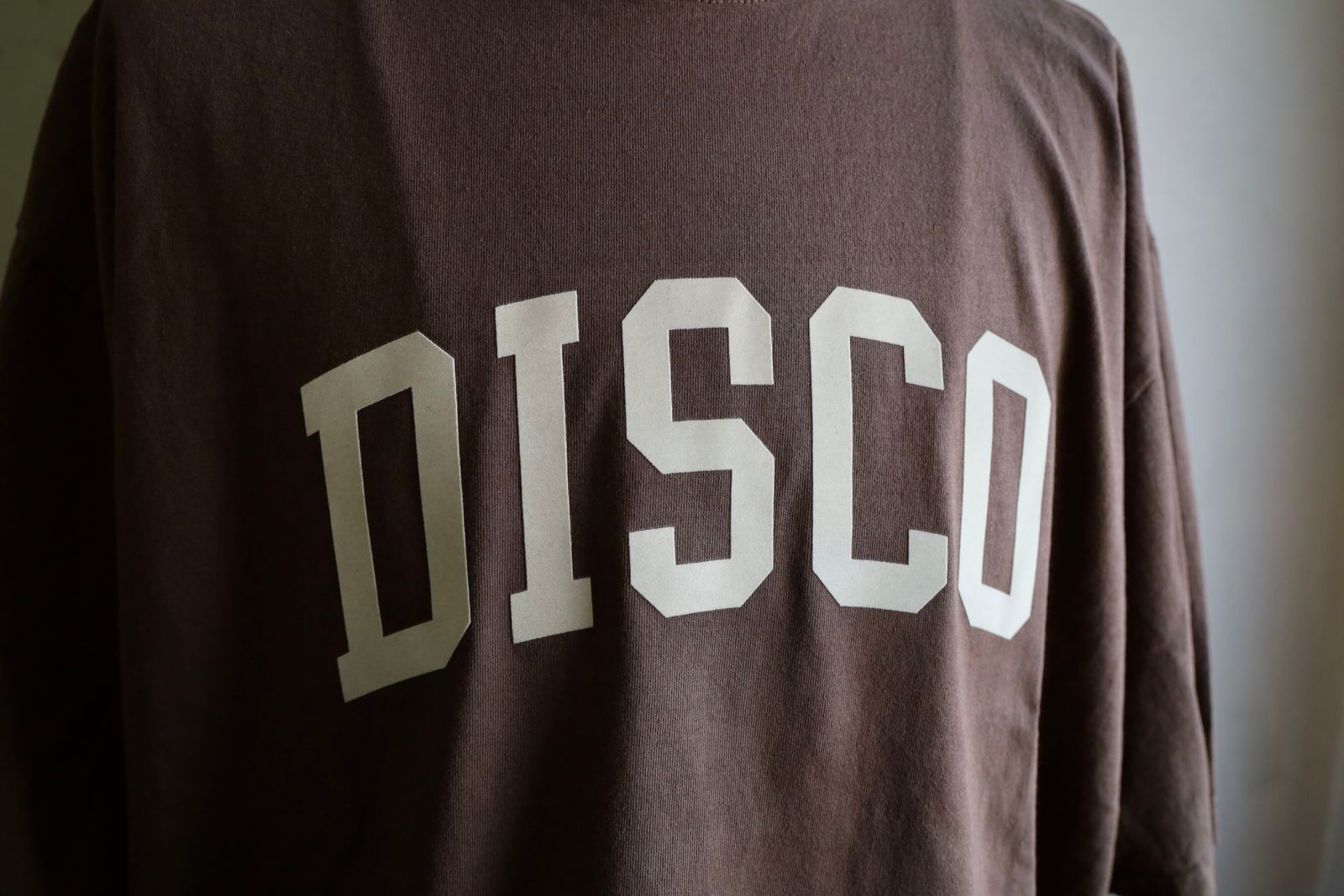 イズネスミュージック 25SS DISCO FLOCKY PRINT T-SHIRT(IMP5_12_FLDISCOT01)BROWN