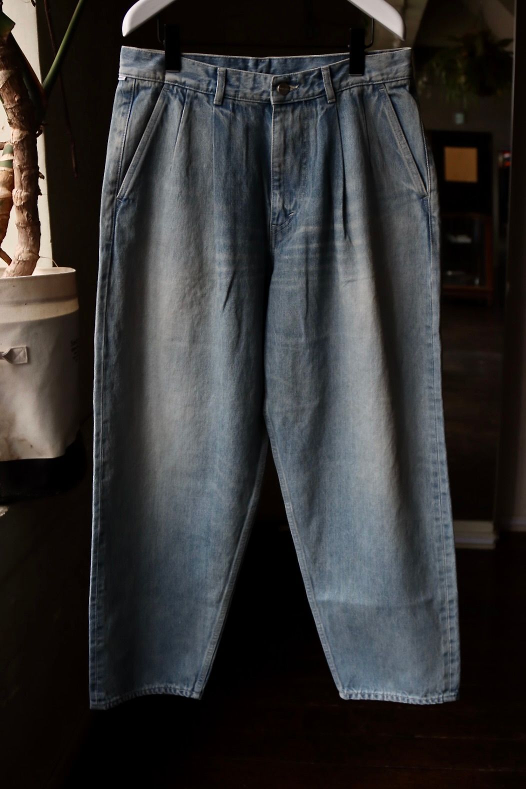 Graphpaper - グラフペーパー24SS Selvage Denim Two Tuck Pants(GU241-40188LB)LIGHT  FADE 1月20日(土)発売！ | mark