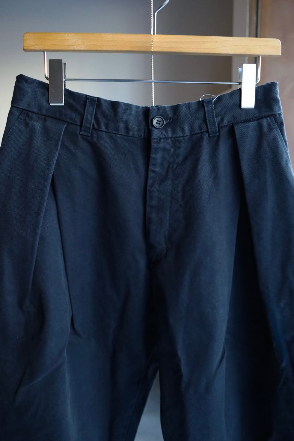 イズネス 25AW TWILL TUCK TROUSERS(25AW_20_2020AWPT06-O)NAVY☆新作発売！