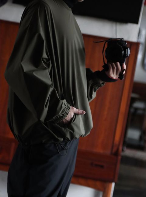 FreshService 22SS SOLOTEX TAFFETA CREW NECK PULLOVER"KHAKI"style.