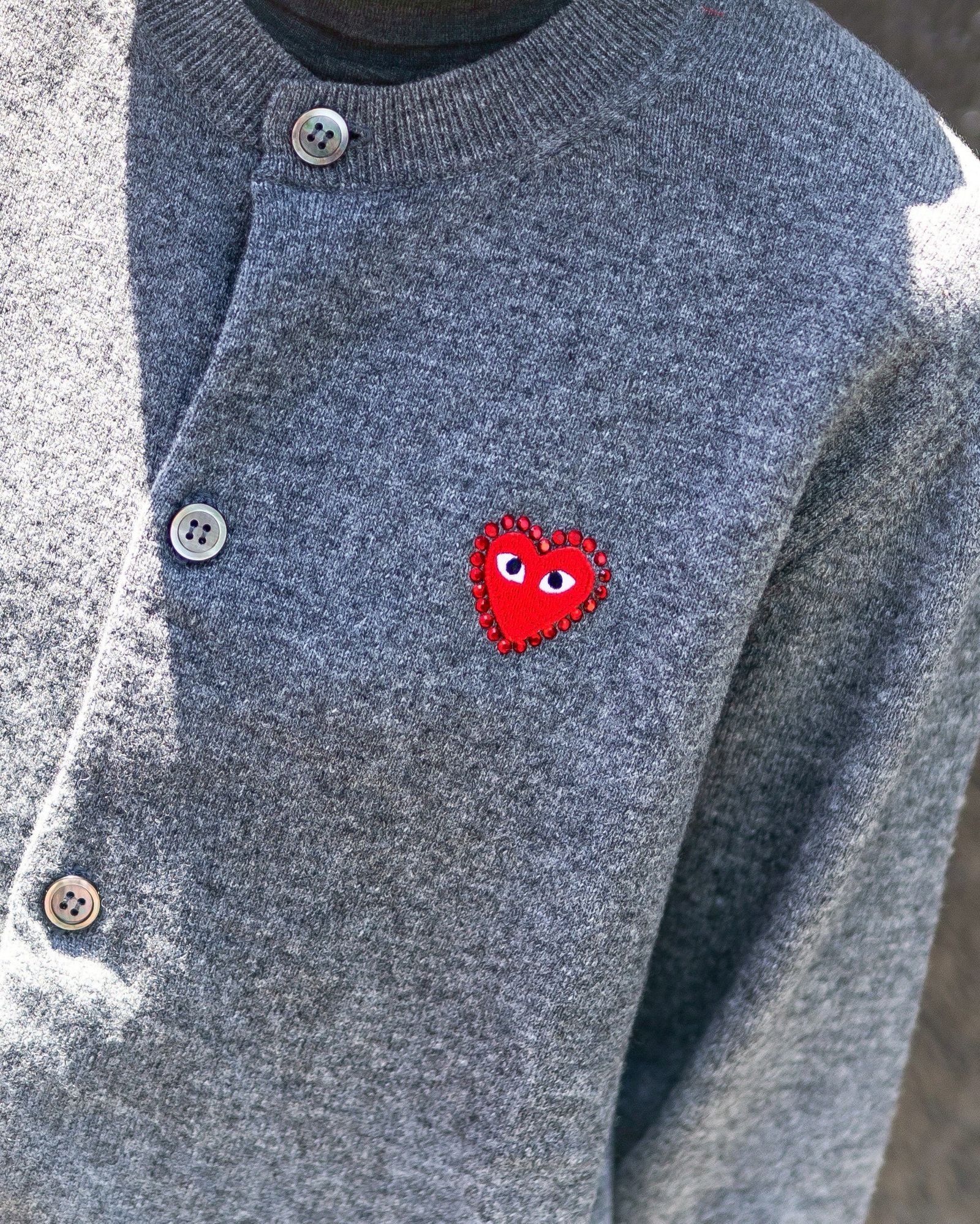 PLAY COMME des GARCONS 新作ROUNE-NECK RHINESTONE CARDIGAN(RED HEART)style.2025.8.4
