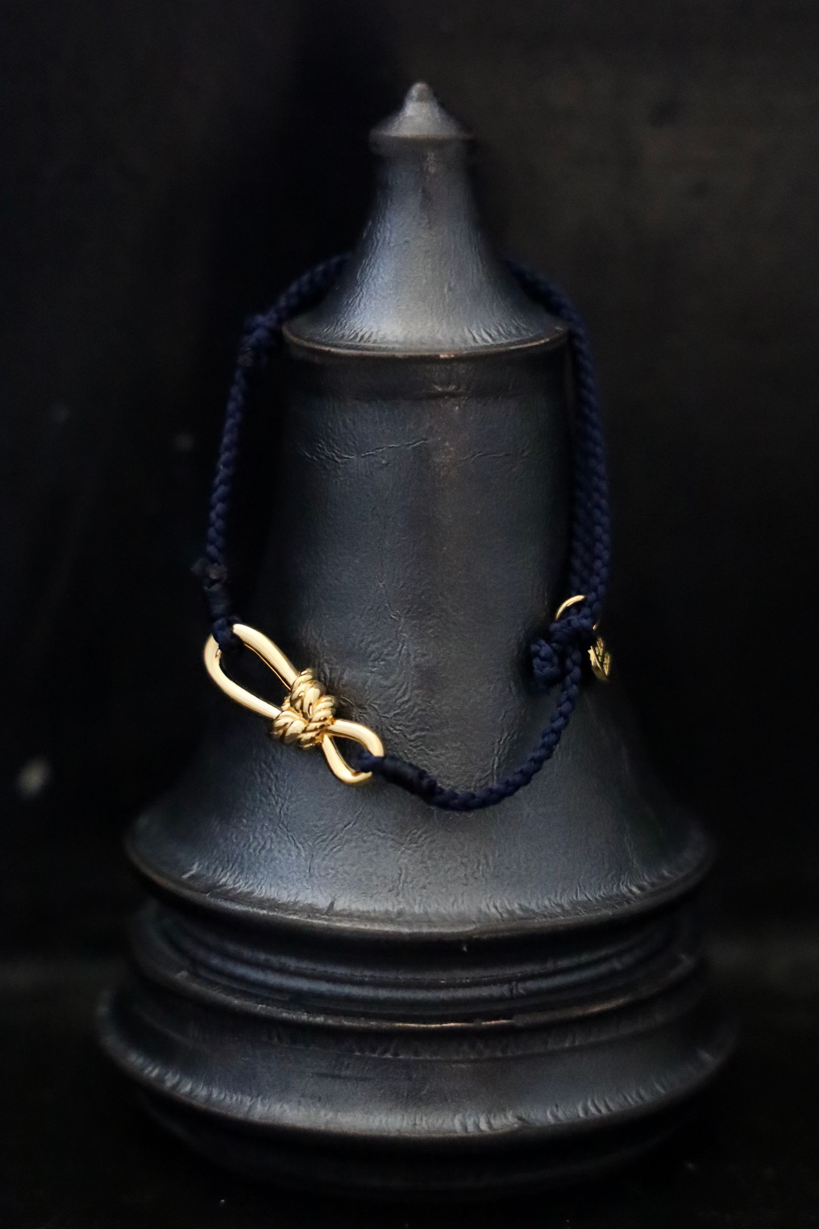 XOLO JEWELRY ショロジュエリー / Twisted Rope Link Silk Code Bracelet-Gold- (NAVY)